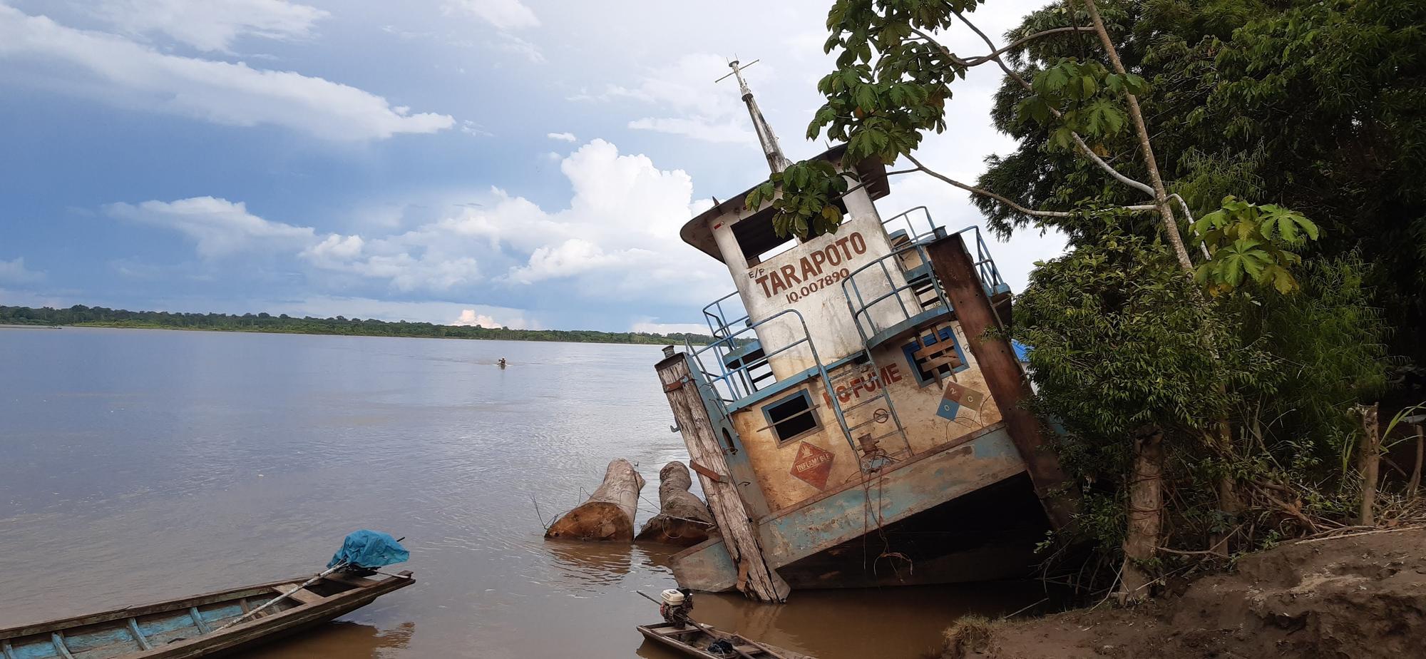 Barco petrolero varado en la orilla del Napo.