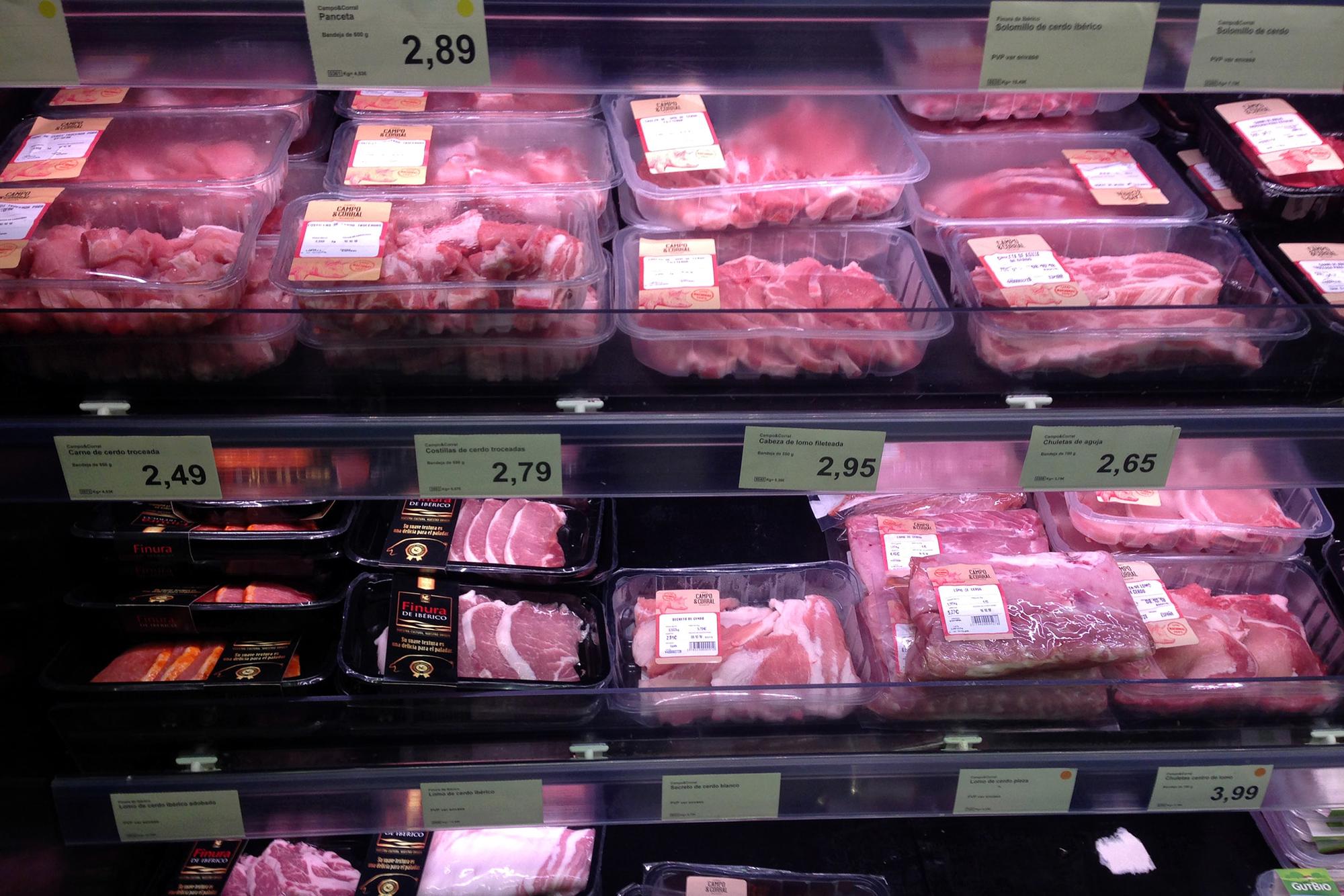 Carne envasada en un supermercado