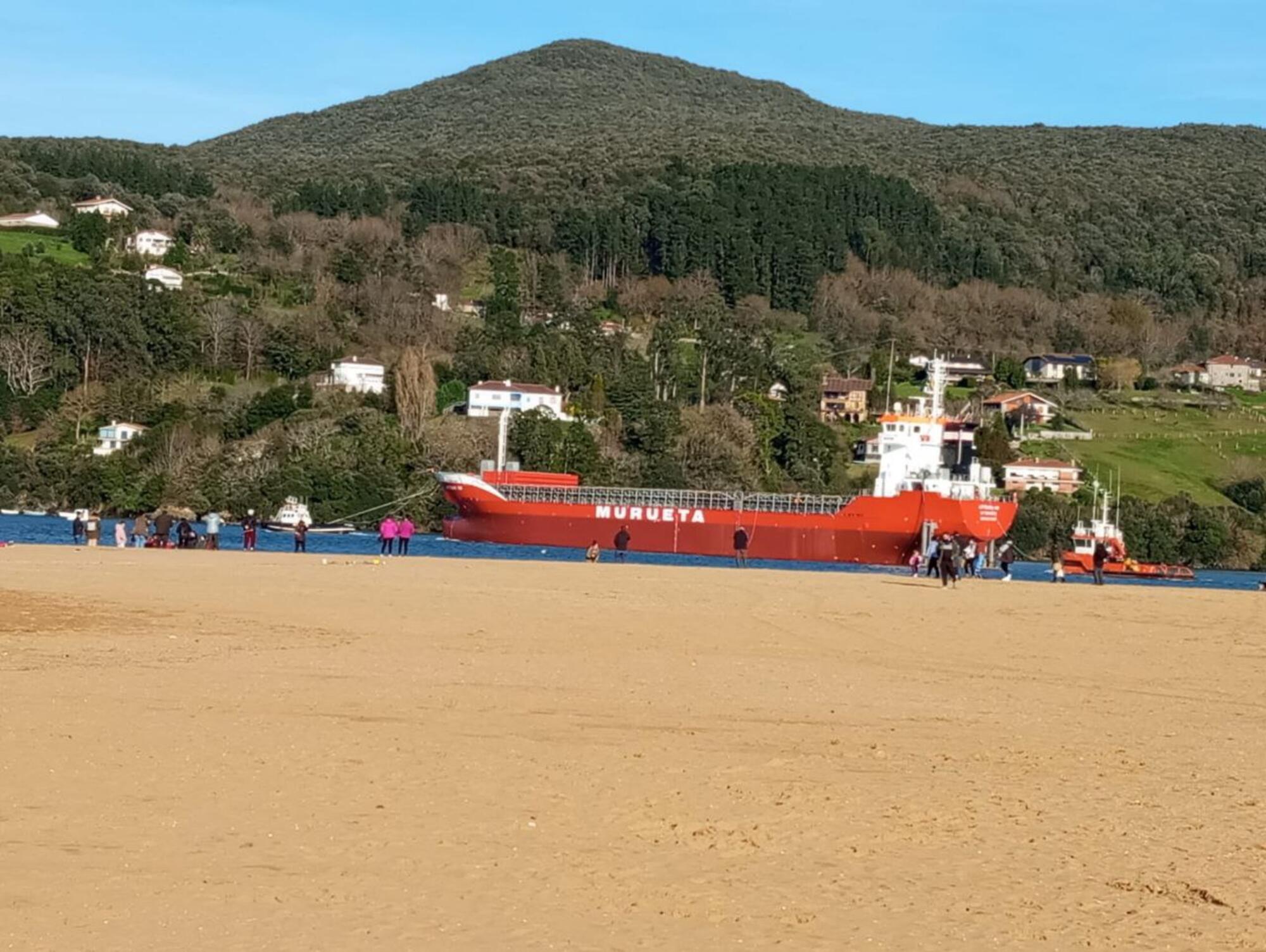 Barco Arteaga sale de Murueta en Urdaibai