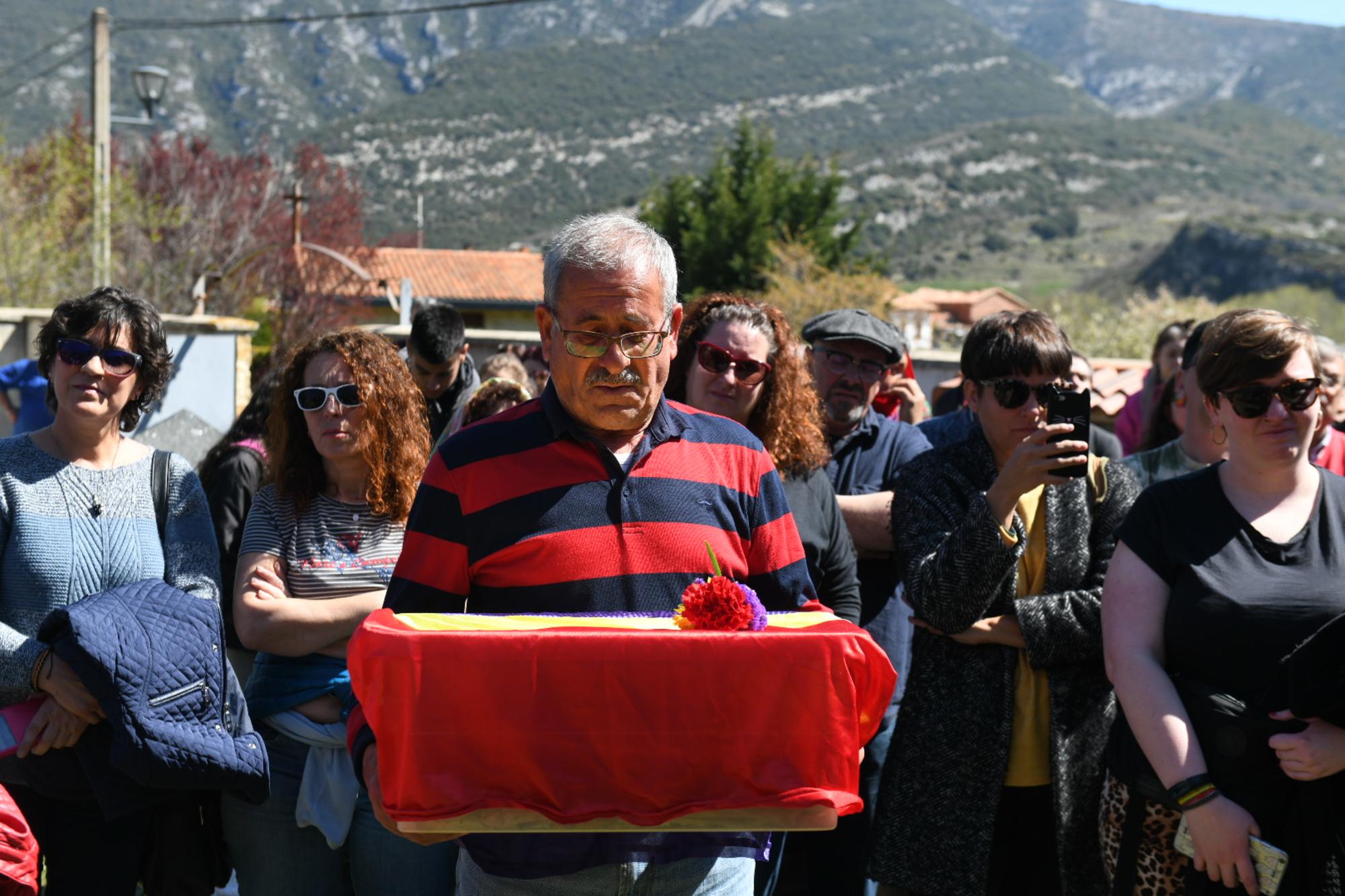 Un familiar de un represaliado por el franquismo en Valdenoceda recoge los restos exhumados