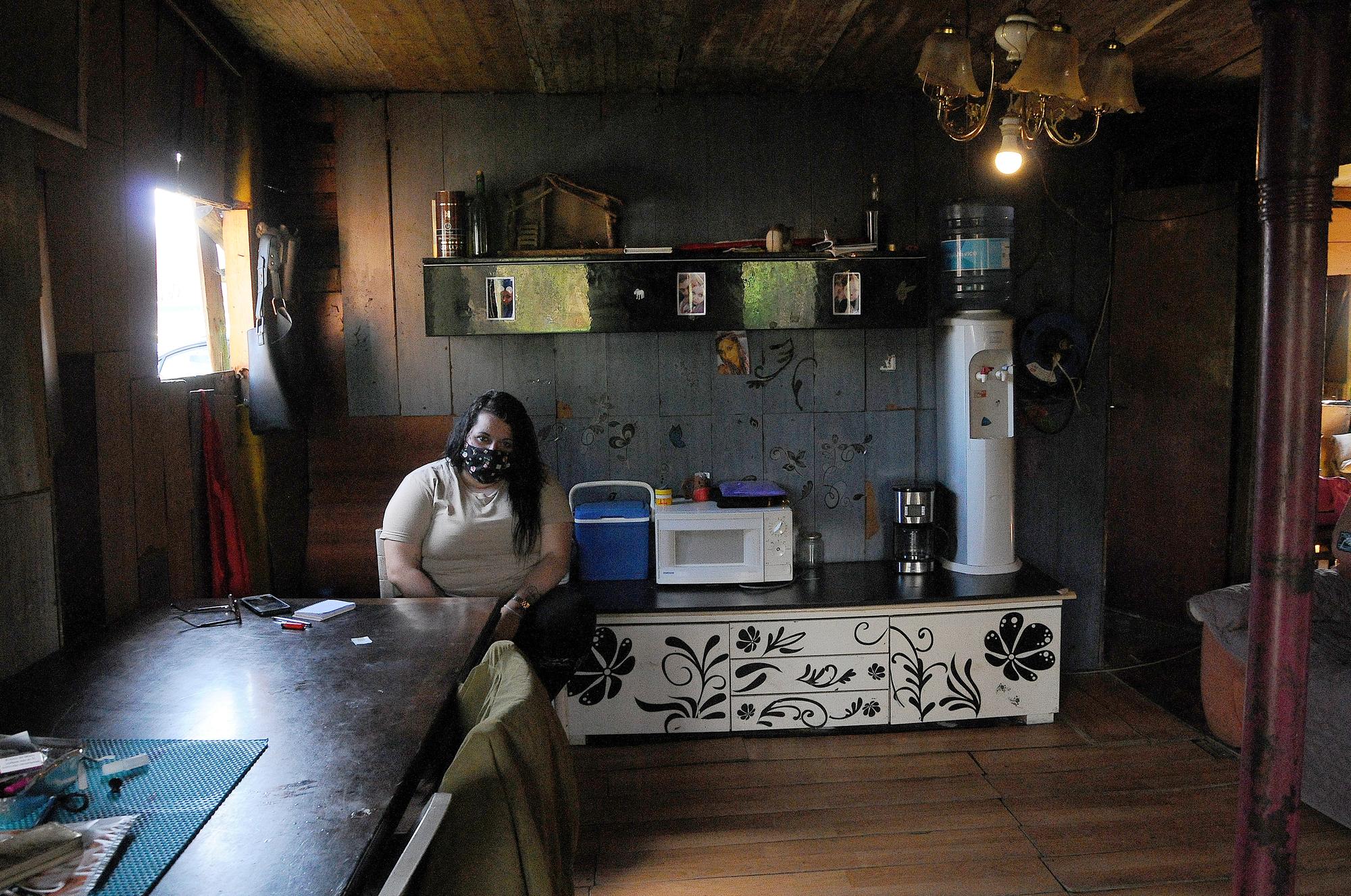 Lara posando casa