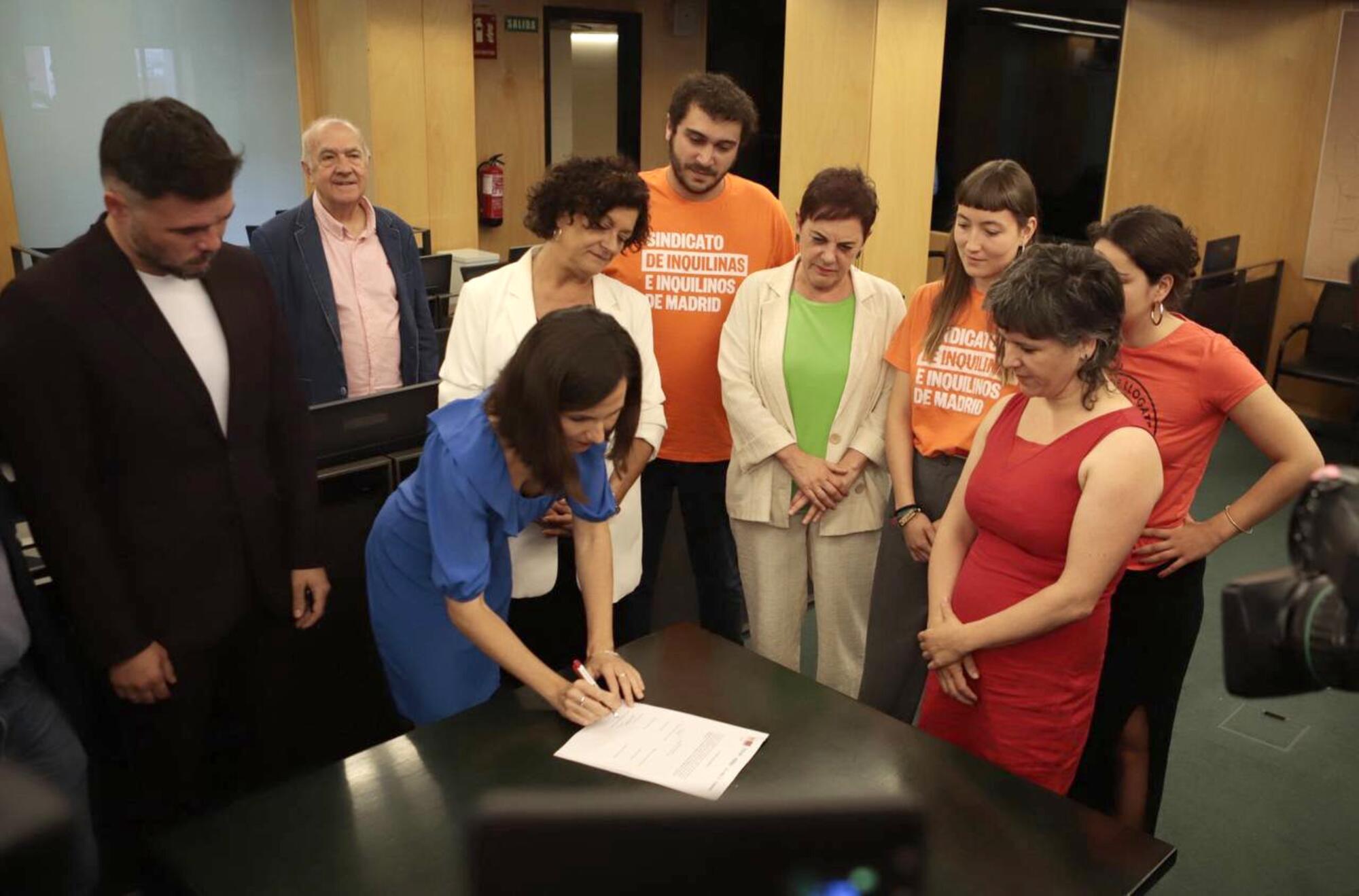 Representantes de los partidos de la izquierda parlamentaria firman la Proposición de Ley para regular los alquileres temporales y por habitaciones.