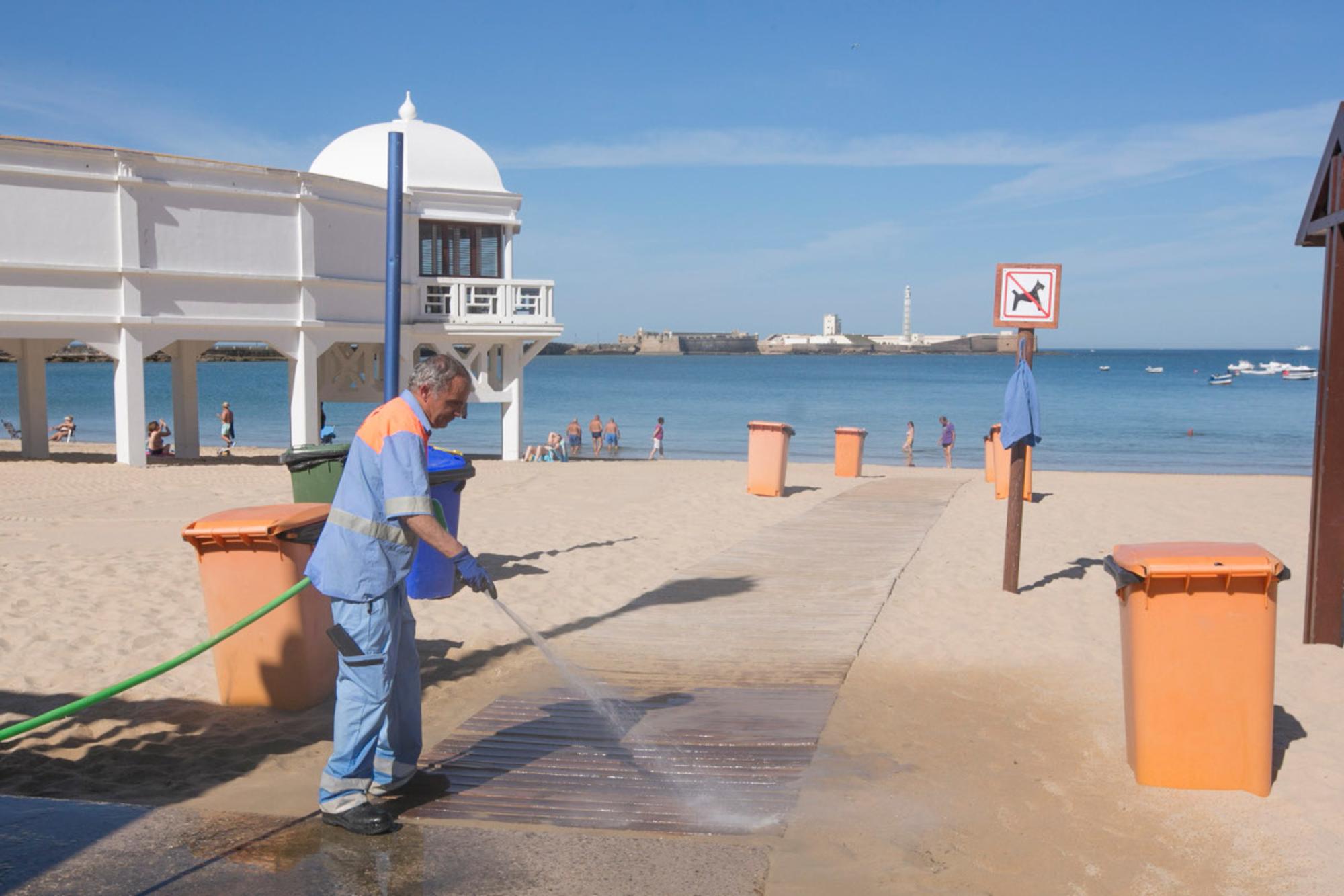 Trabajador de la limpieza en una playa de Cádiz