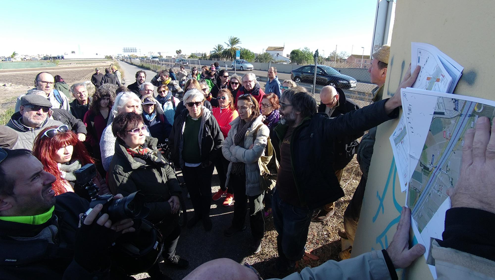 Explicación in situ de la ampliación de la V-21 en la entrada norte de Valencia