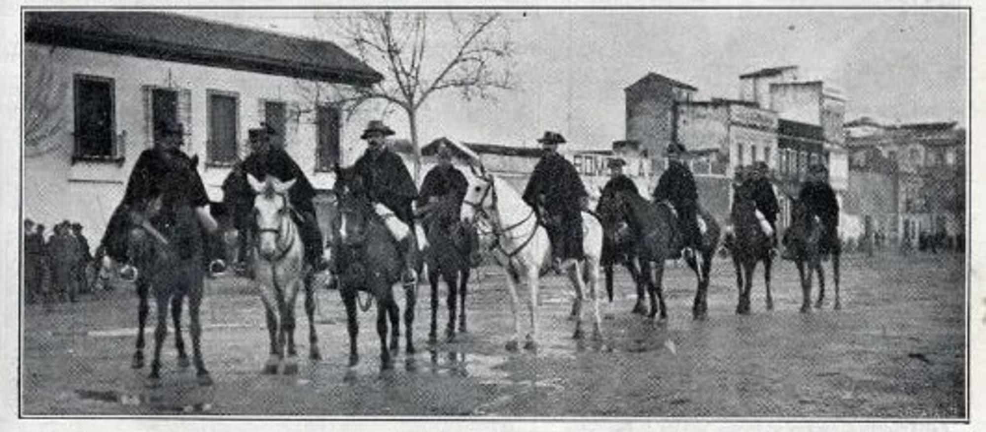 Guardia civil a caballo foto 1
