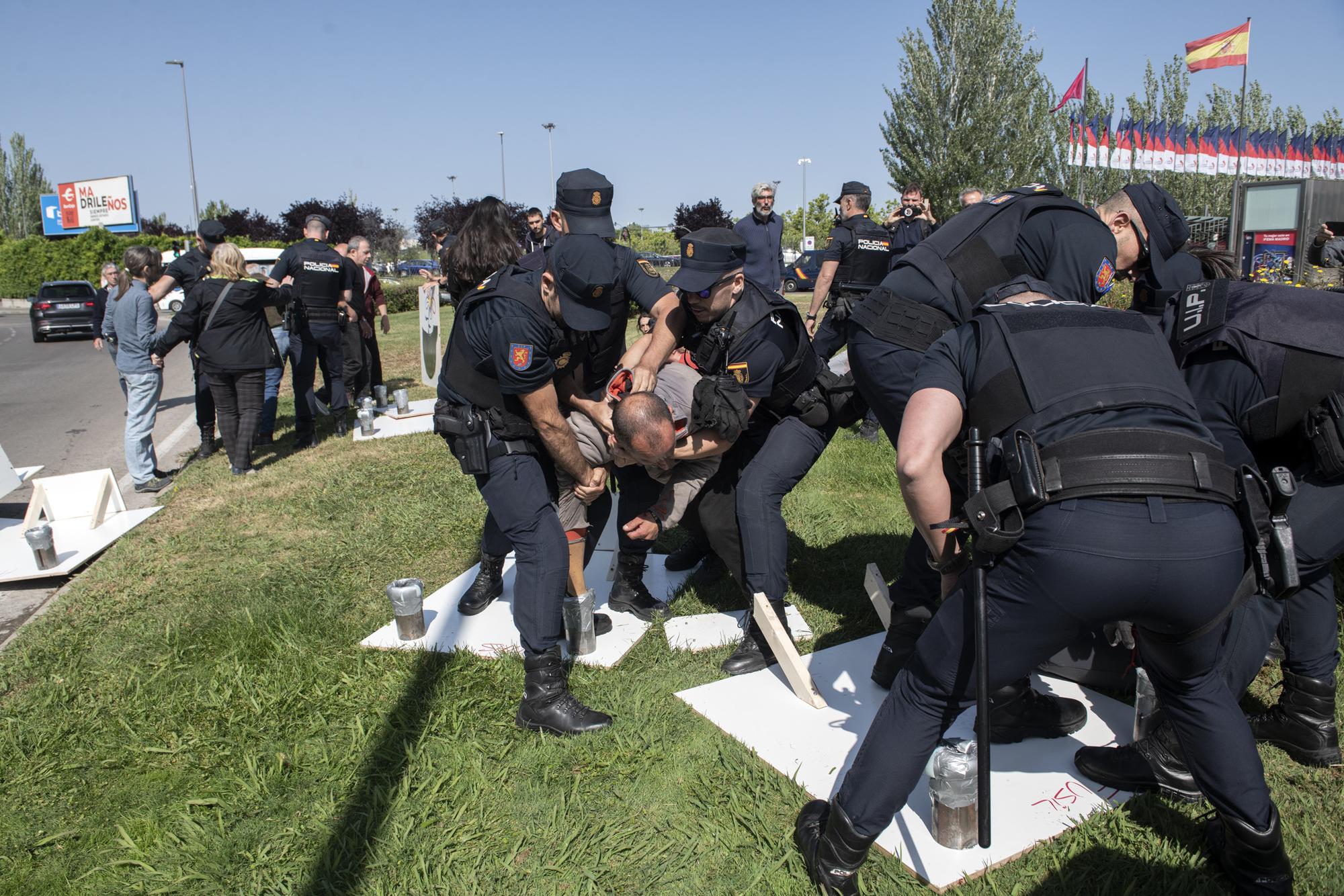 Protesta contra la celebración de la feria de armas de Madrid - 10