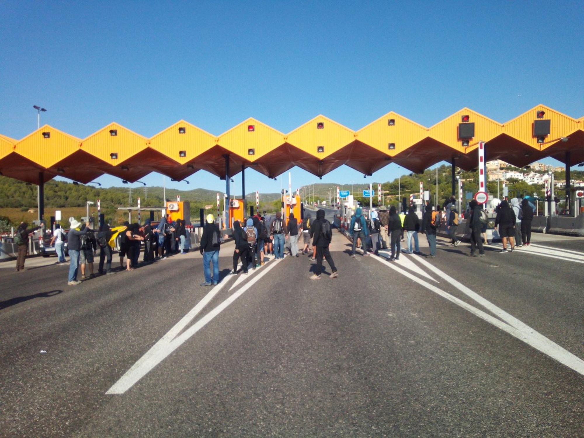 Corte de las barreas de la AP7 en el Vendrell, en el aniversario del 1-O