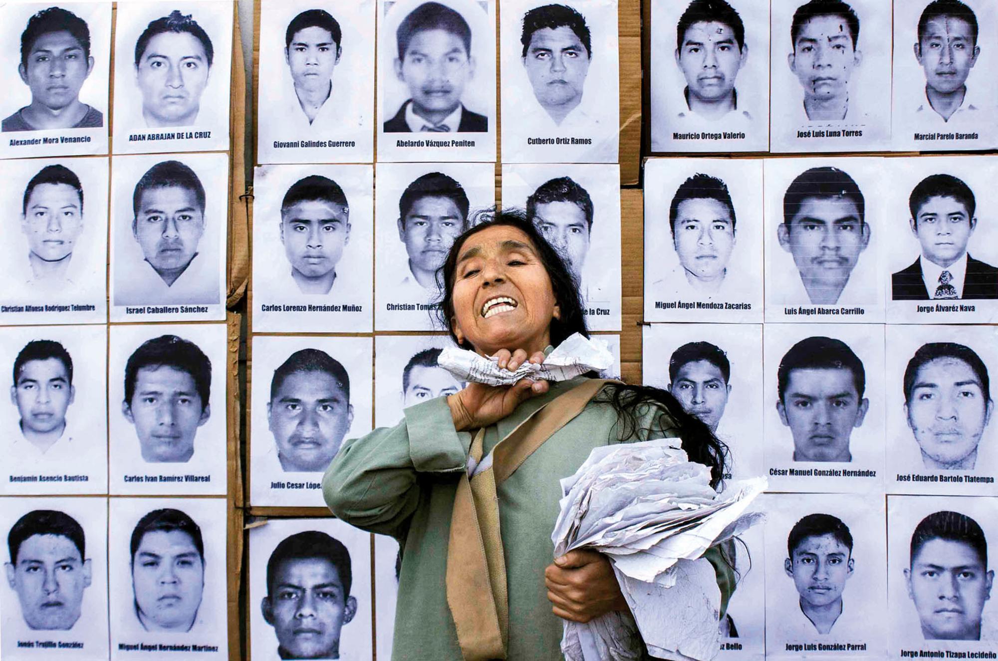Teatro callejero sobre los 43 estudiantes desaparecidos en Ayotzinapa.
