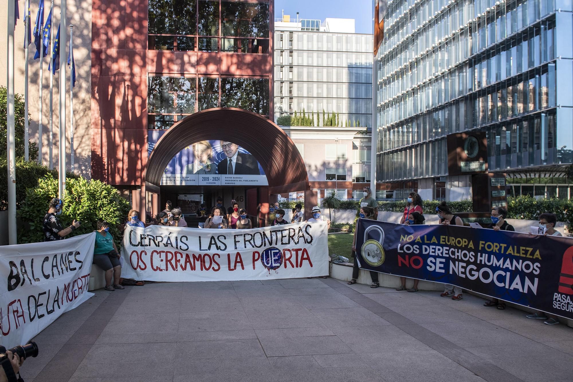 Bloquean la entrada a la sede de la Unión Europea para denunciar los abusos en las fronteras - 9