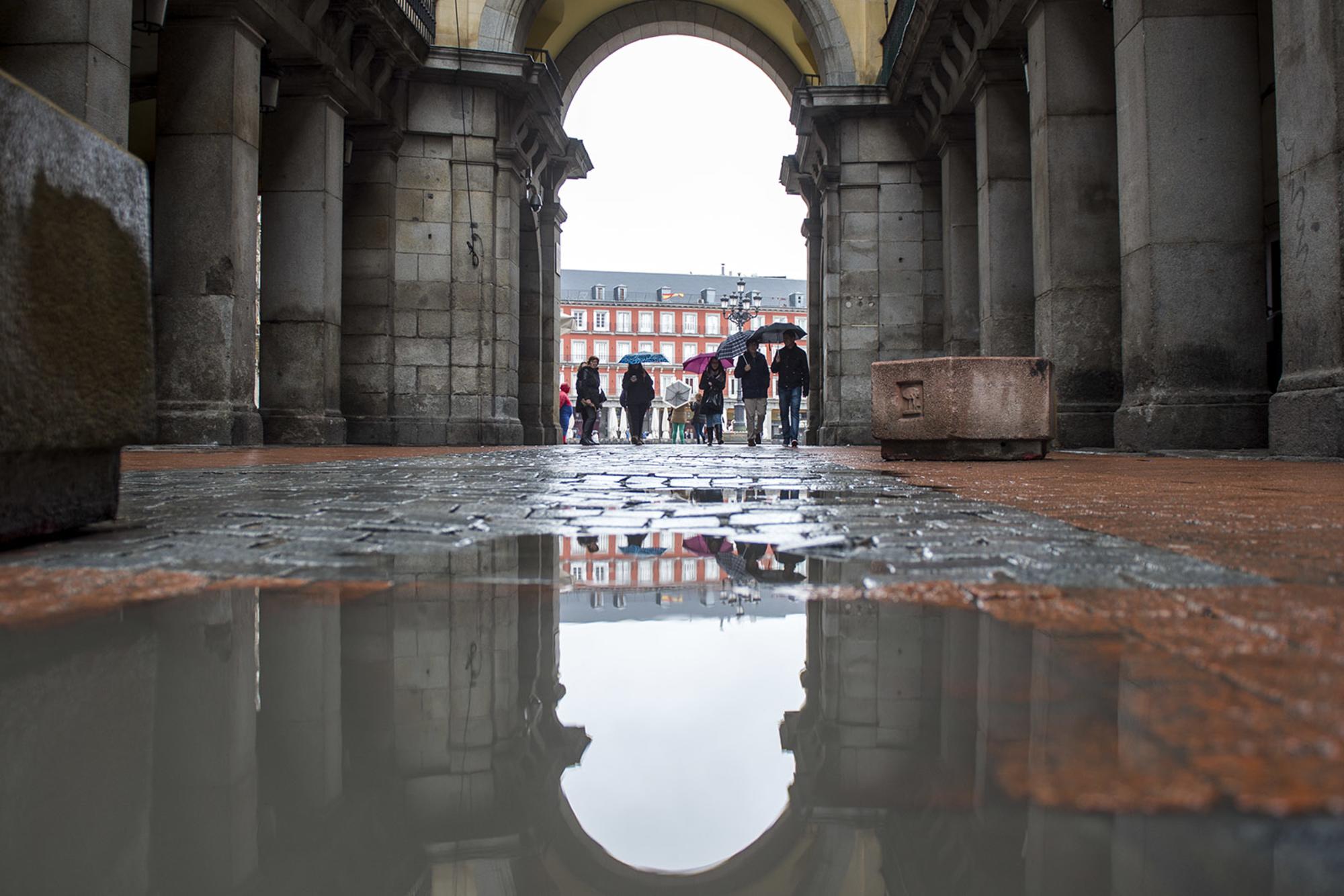 Lluvia en la madrileña Plaza Mayor