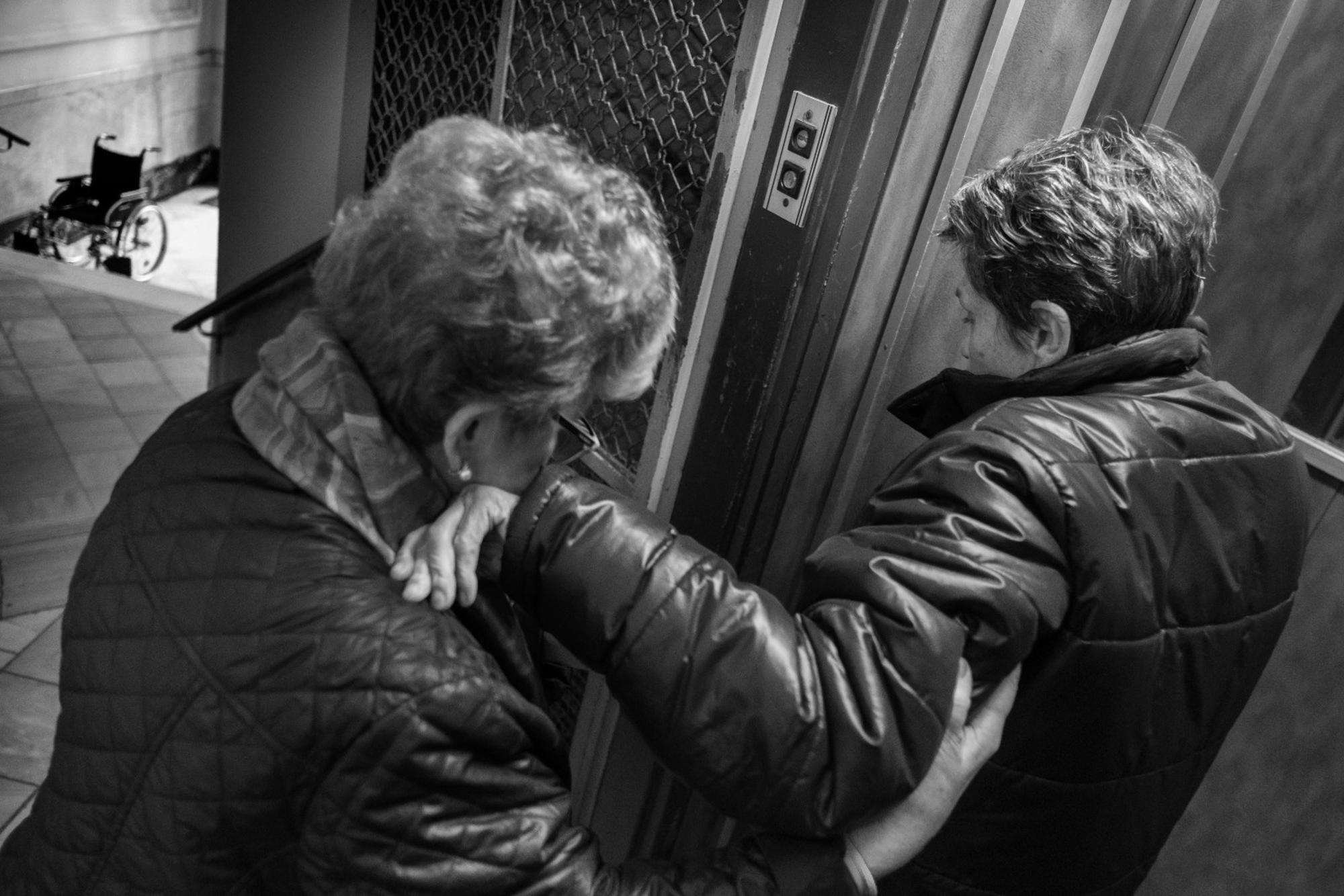 Cuidados, salida del ascensor, reportaje de Patricia Bobillo