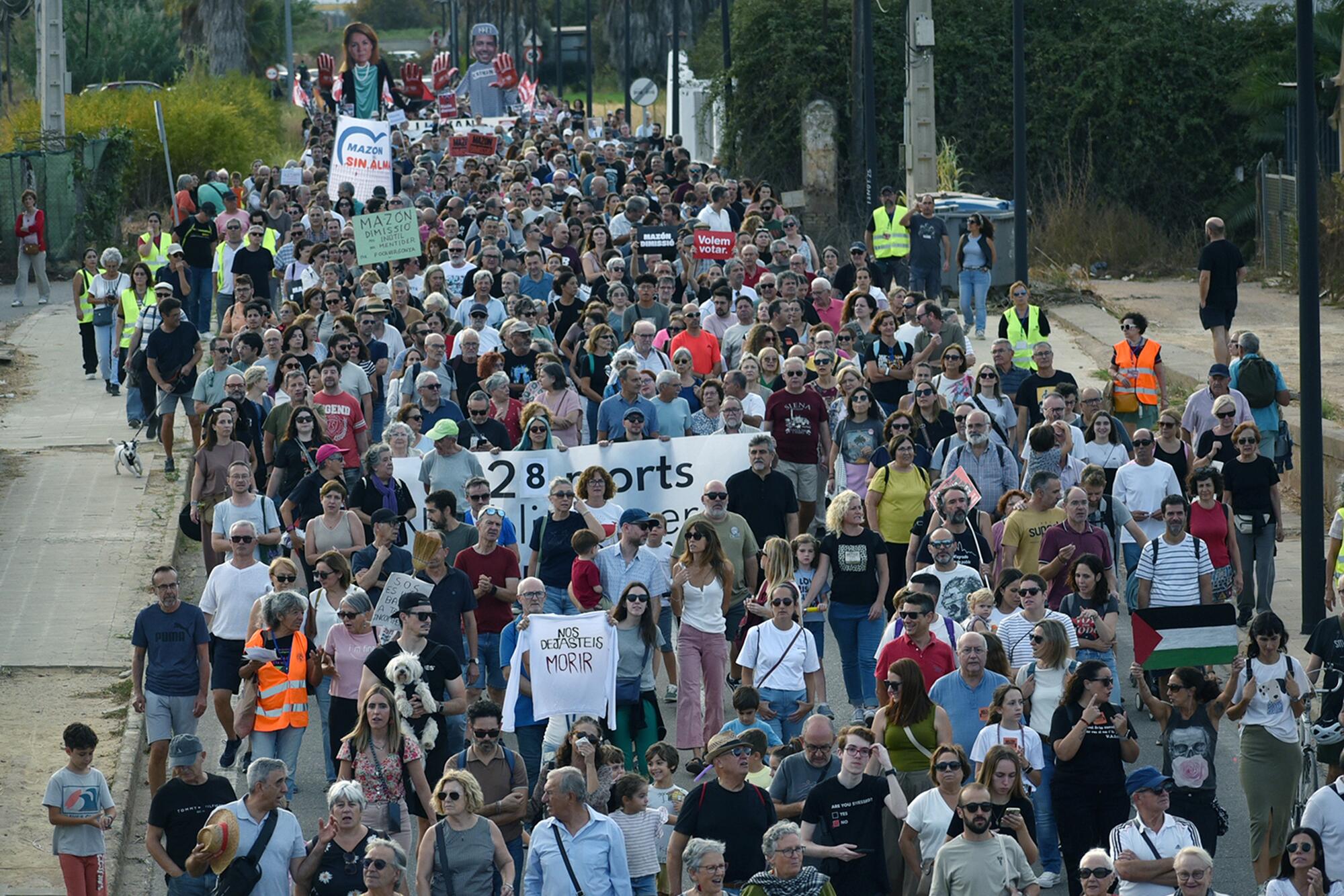Undécima manifestación para exigir la dimisión de Carlos Mazón - 8