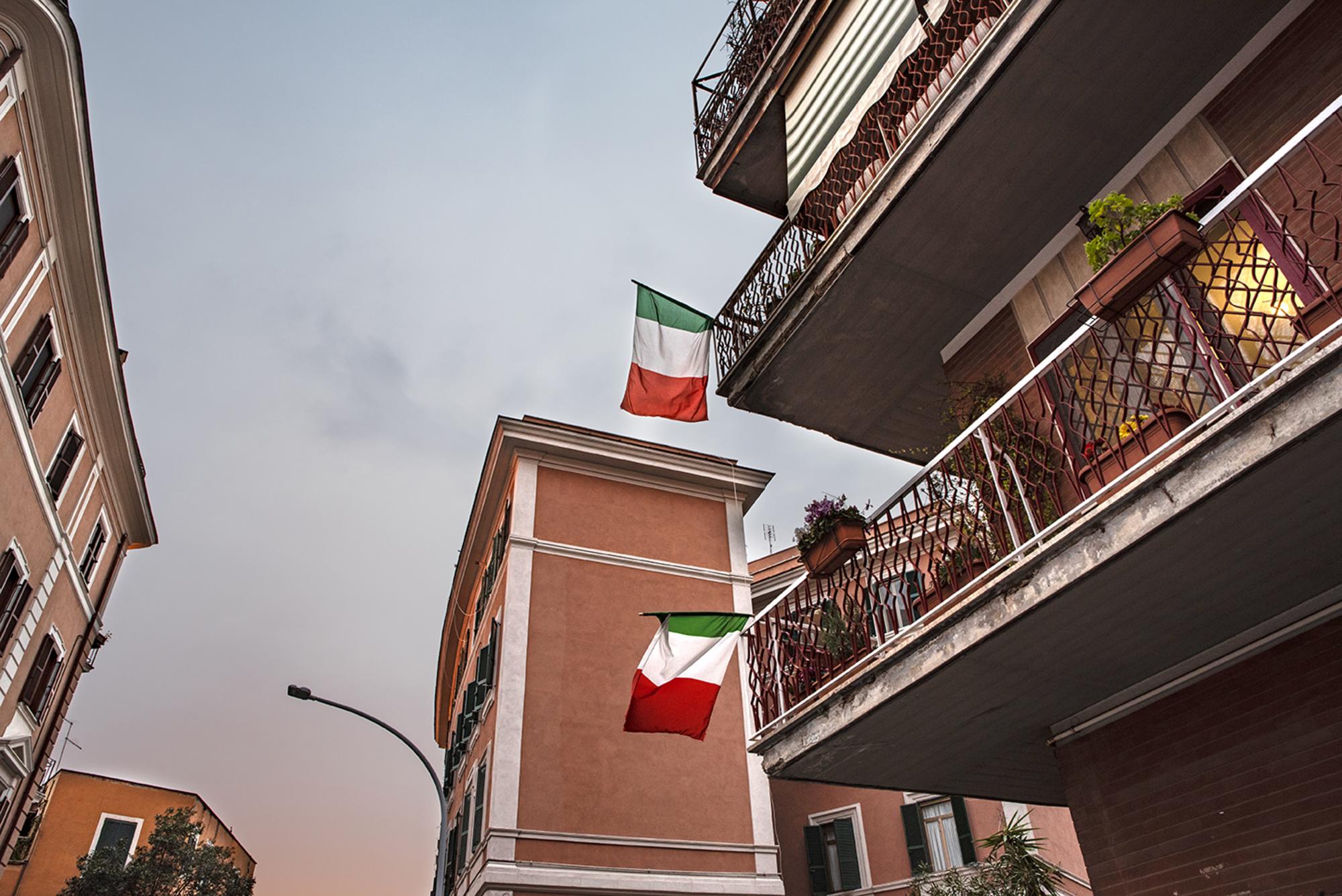 Los balcones de Roma se llenaron de banderas italianas.