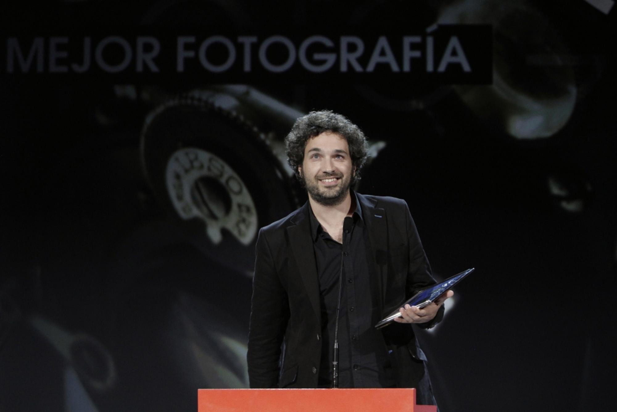 Pau Esteve Birba recogiendo el Goya a Mejor Fotografía