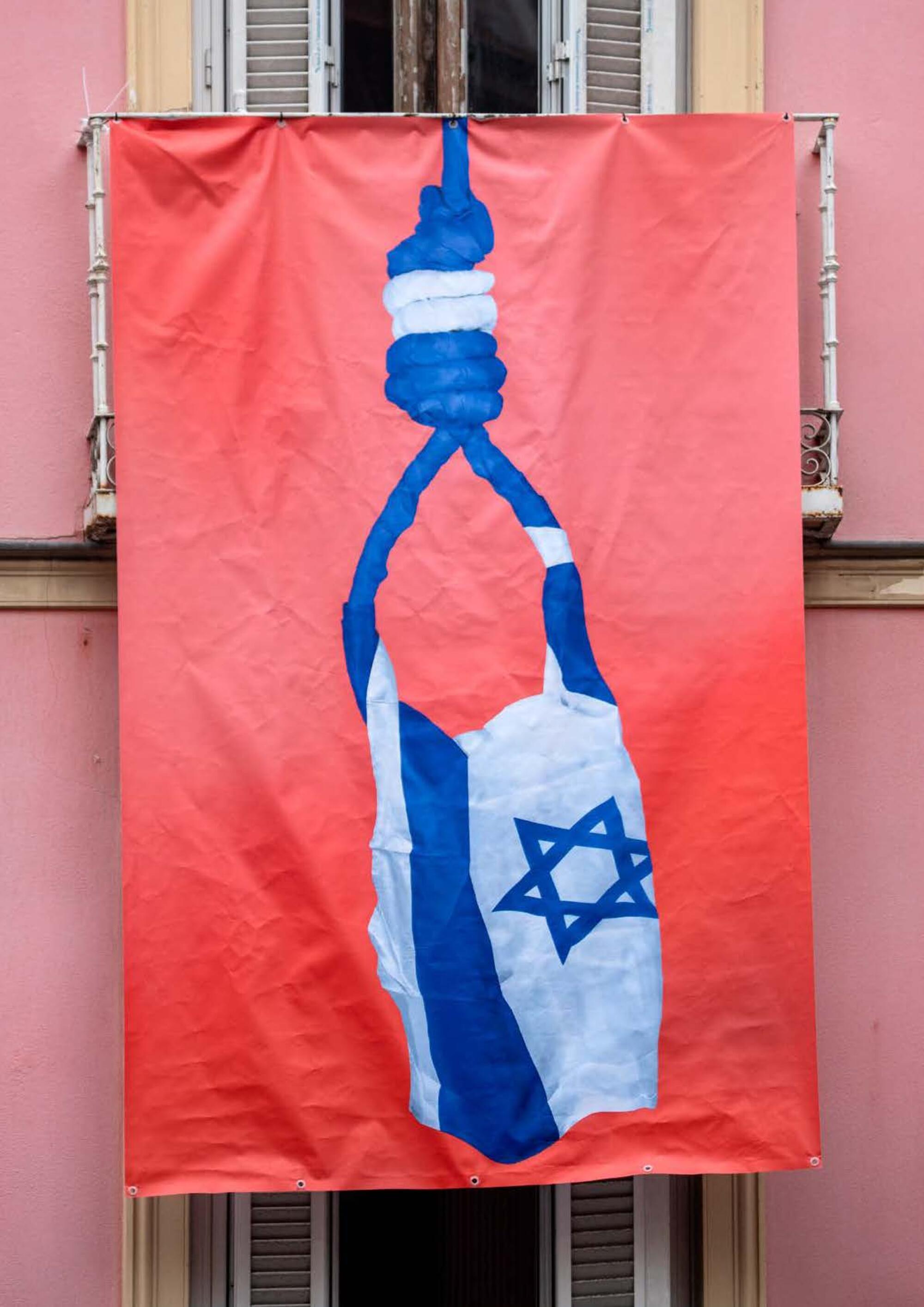 ‘Estatados Israel’, obra de Byron Maher expuesta en el Centro Social Okupado La Rosa en noviembre de 2024