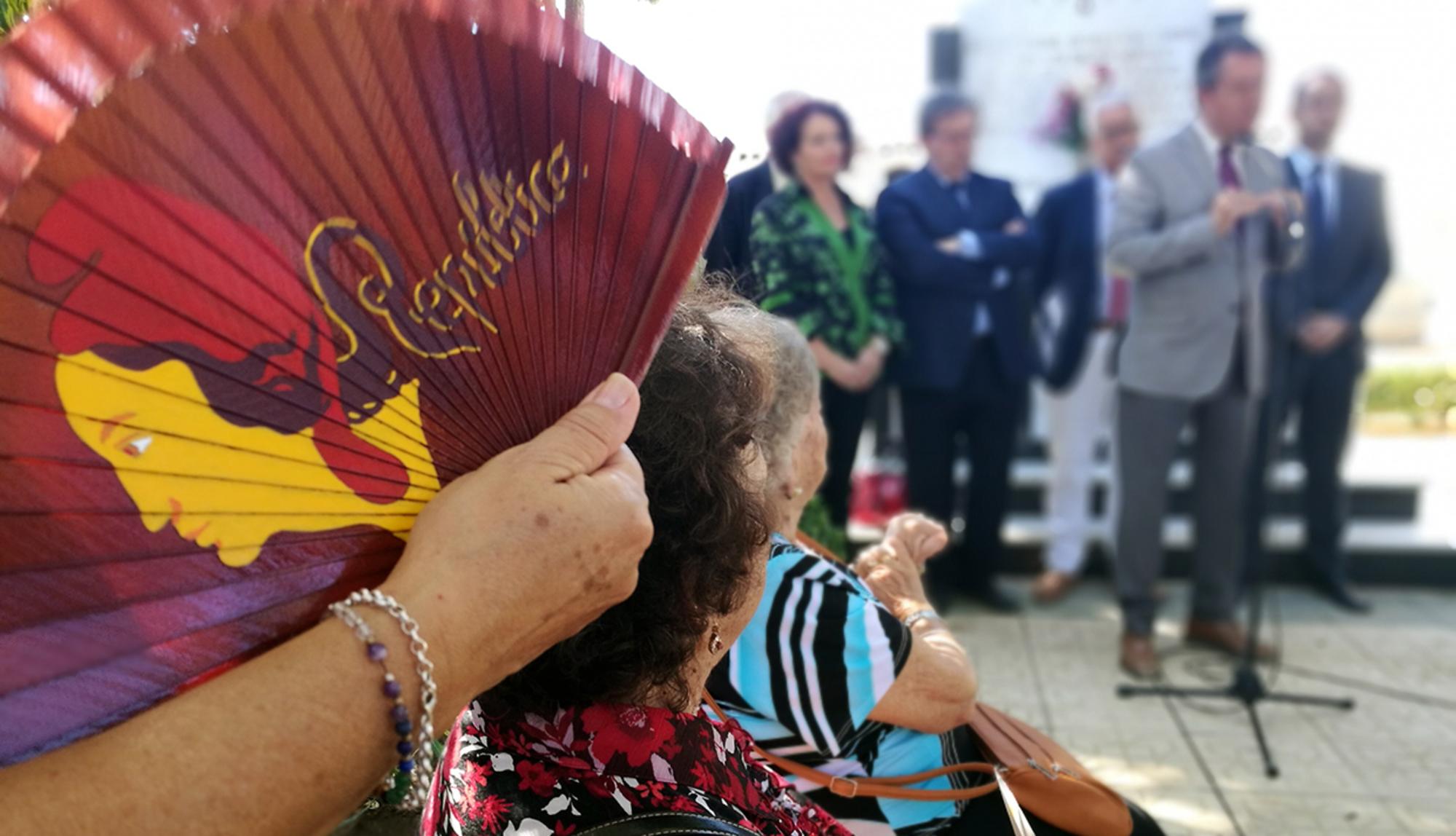 Familiares de víctimas en un acto oficial en el cementerio de Sevilla.