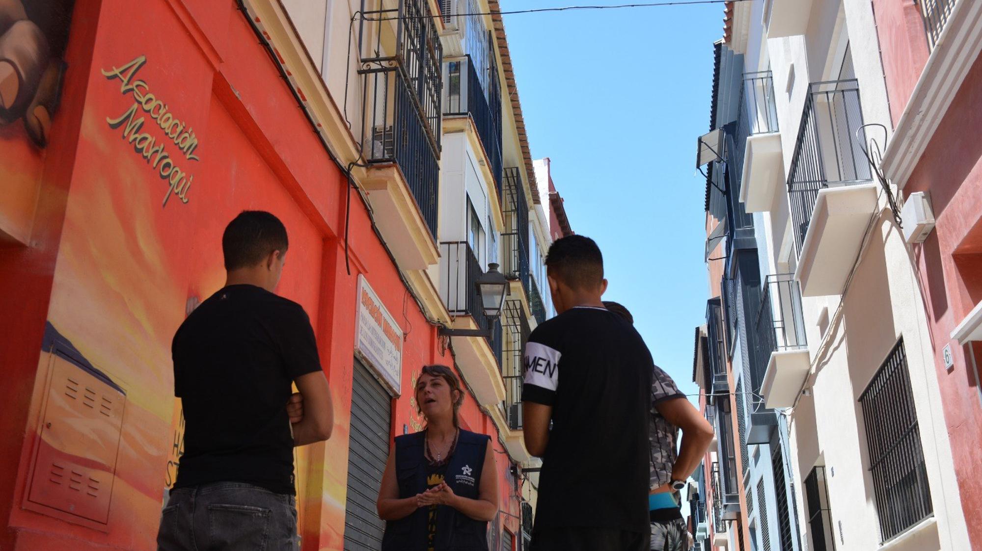 Jóvenes extutelados trabajadora conversación