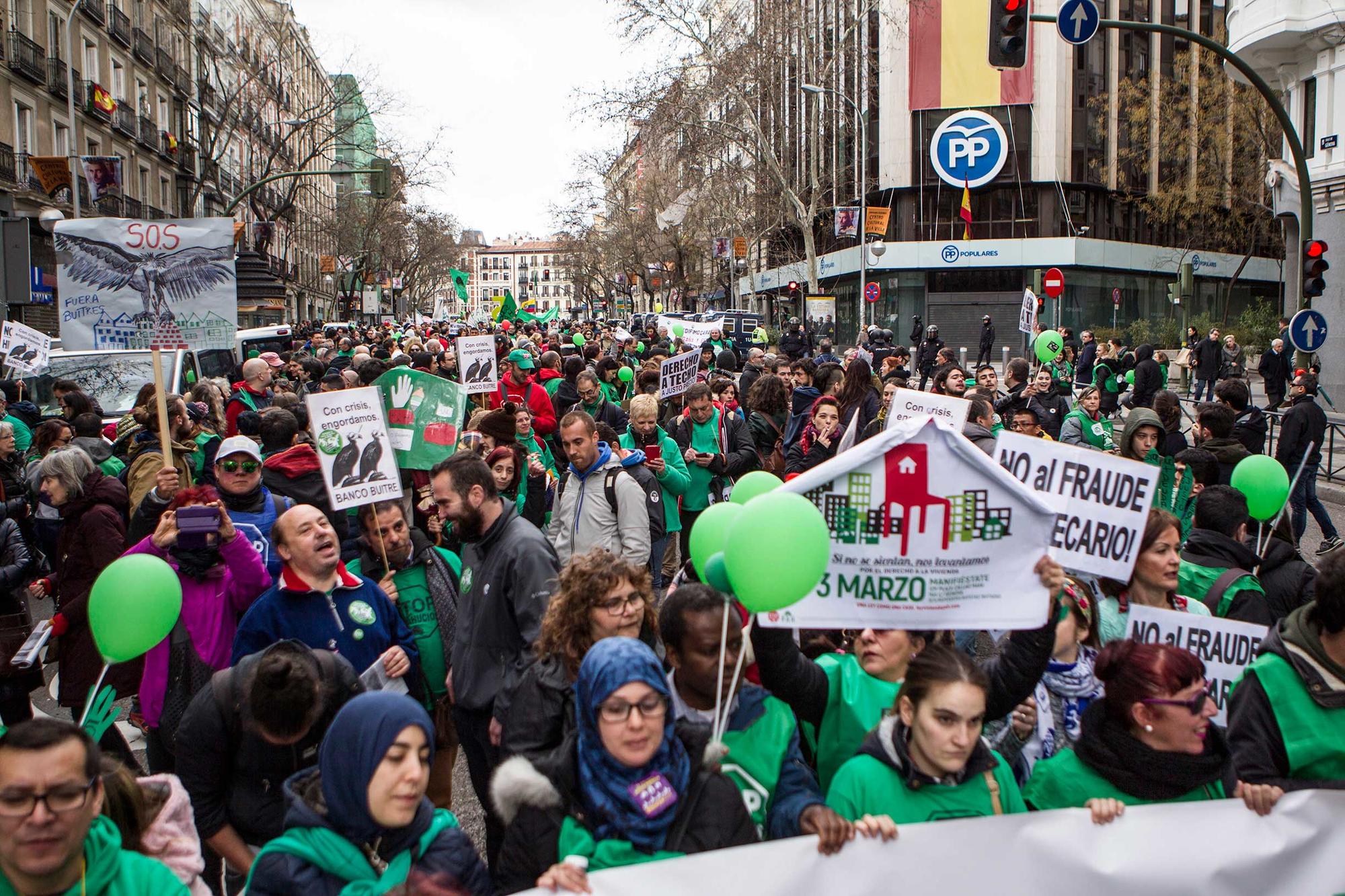 Manifestación vivienda ante la sede del PP