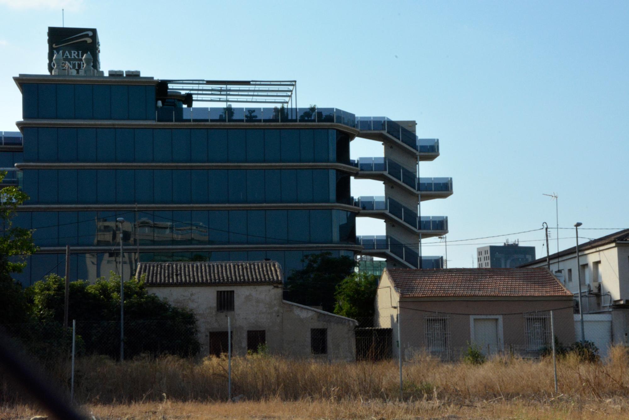 Edificios pegados a las casas huertanas, Murcia