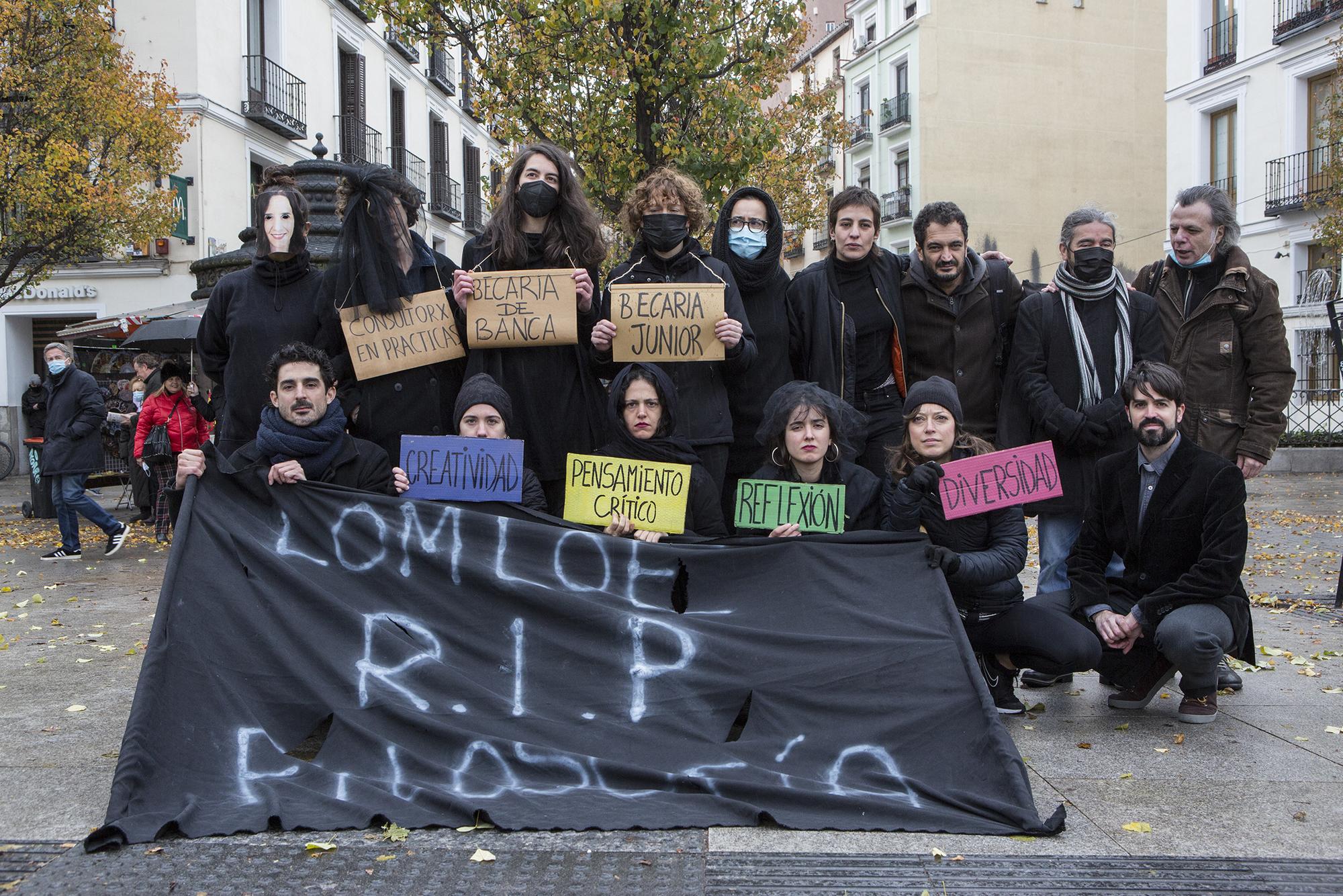 Performance por la muerte de la filosofía en la nueva LOMLOE - 5