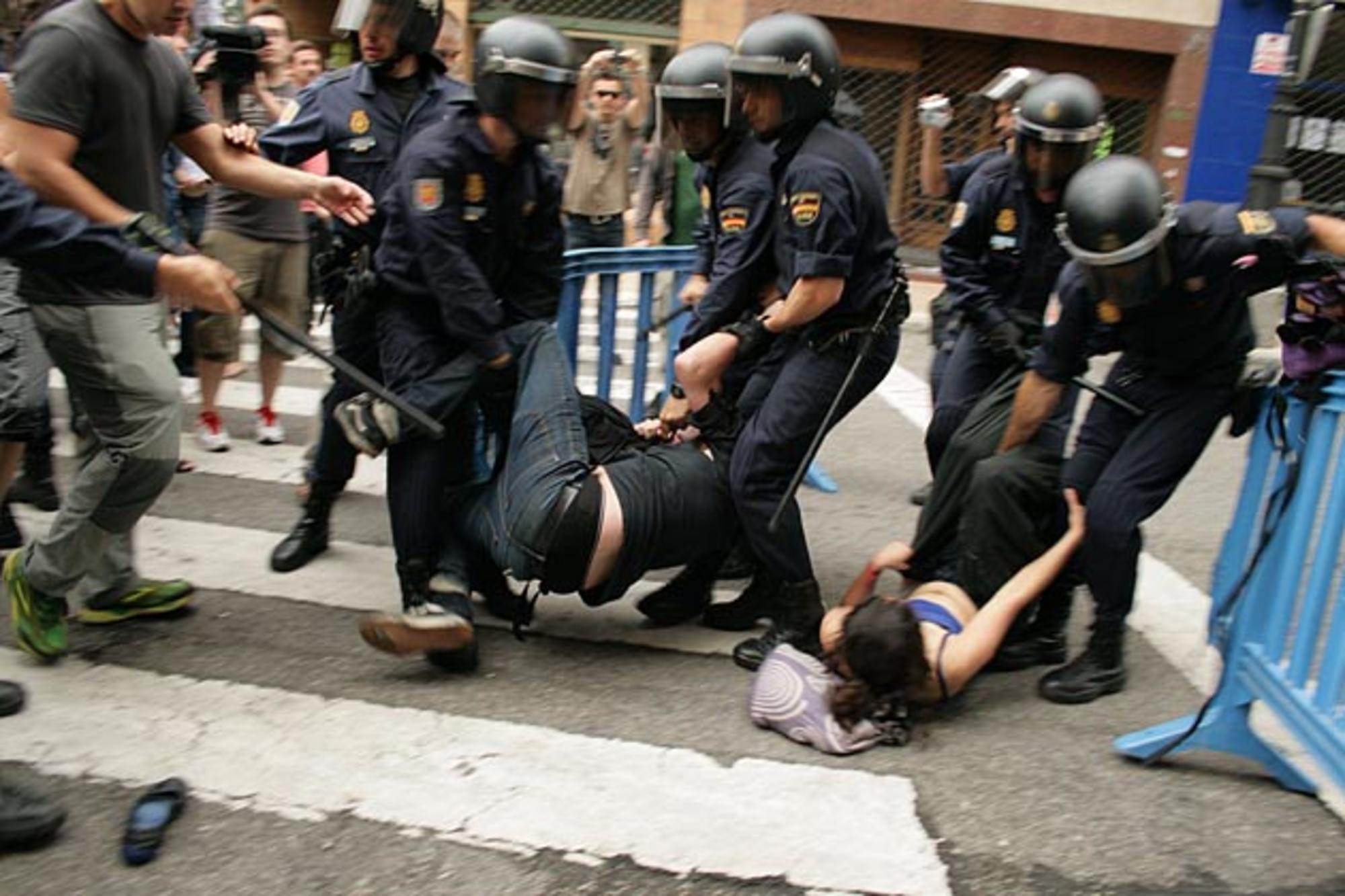 La Policía arrastra a dos activistas en un desahucio en Oviedo en 2012