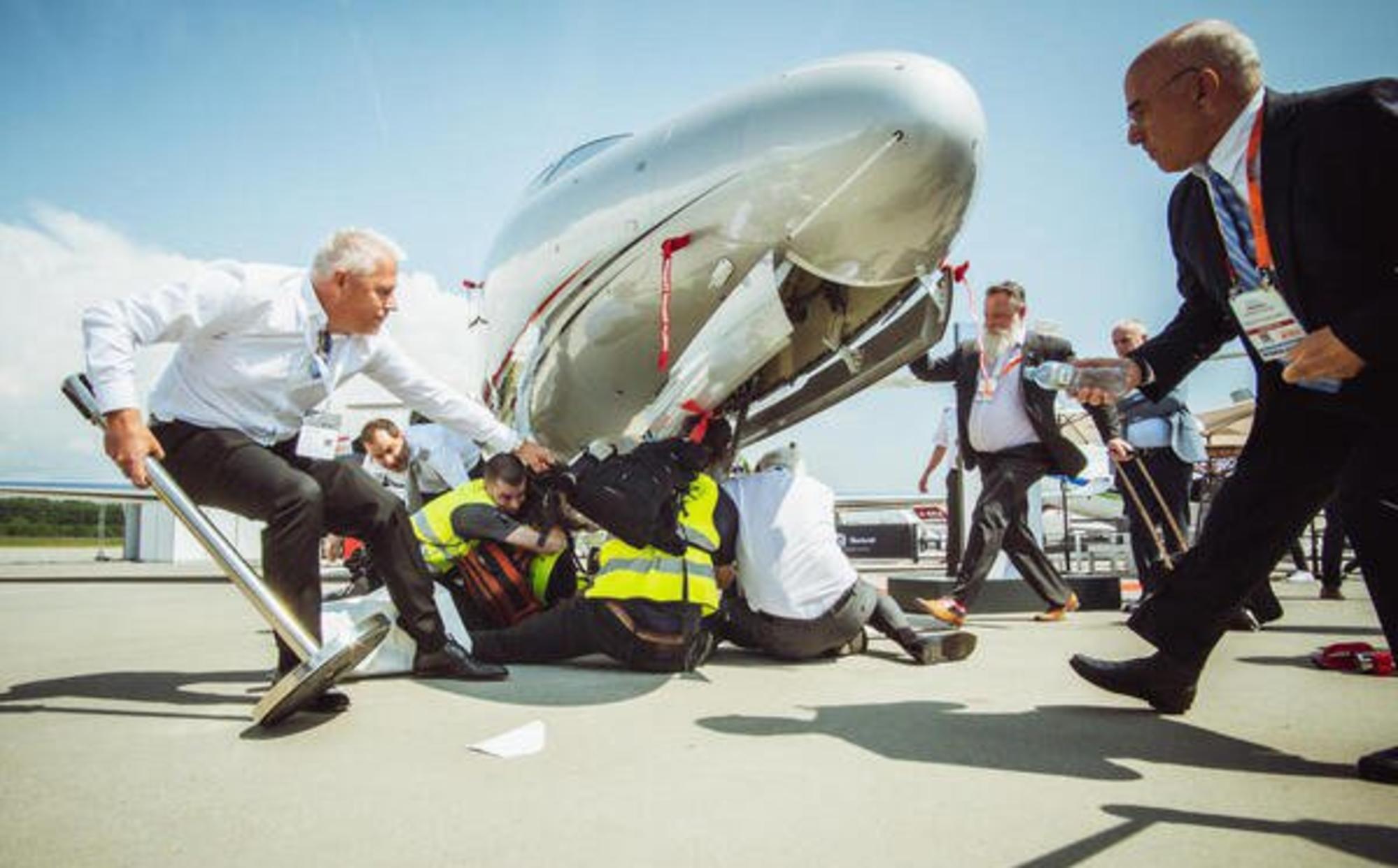 activistas evento aviones europa