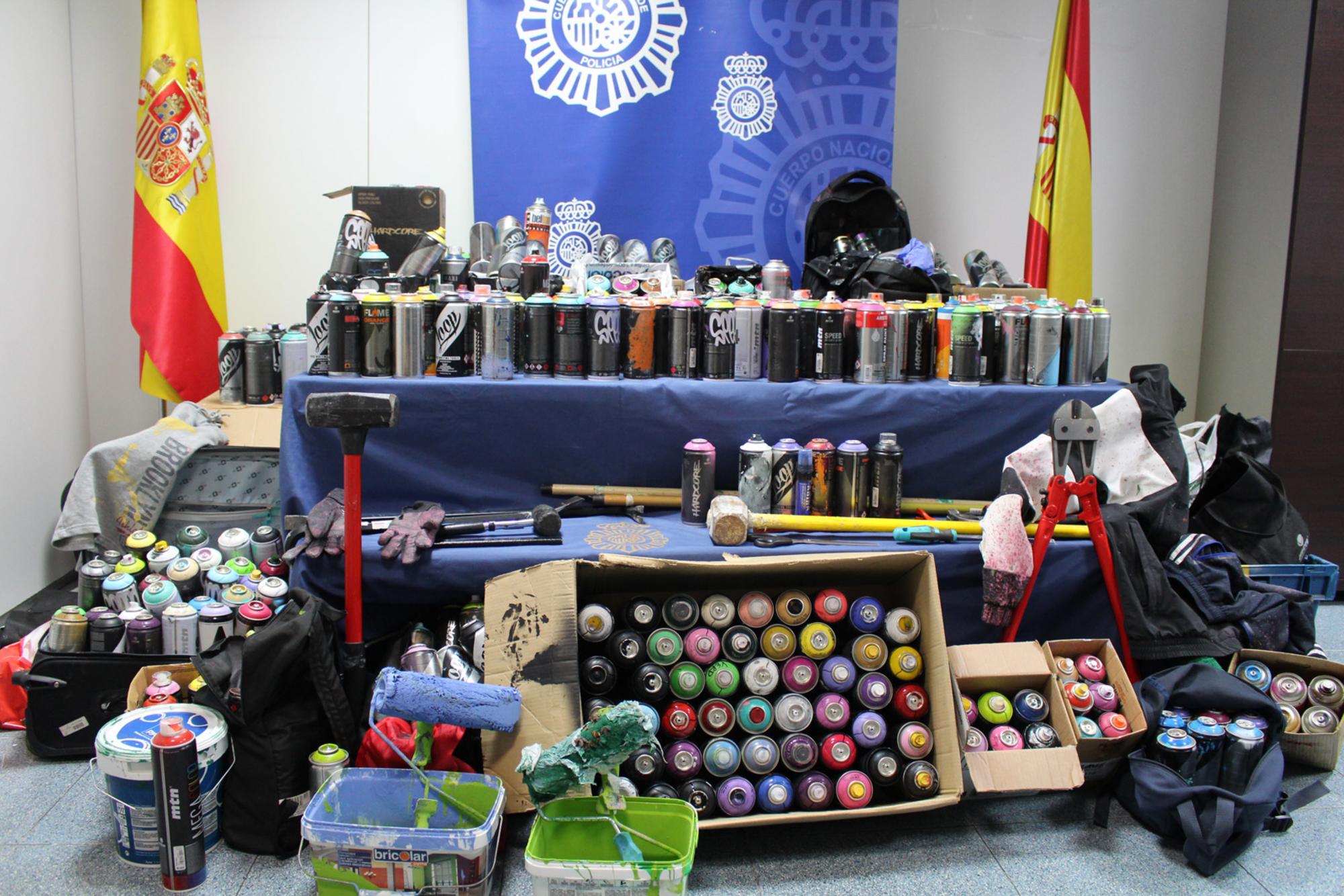 Material incautado durante la detención de ocho grafiteros en Madrid