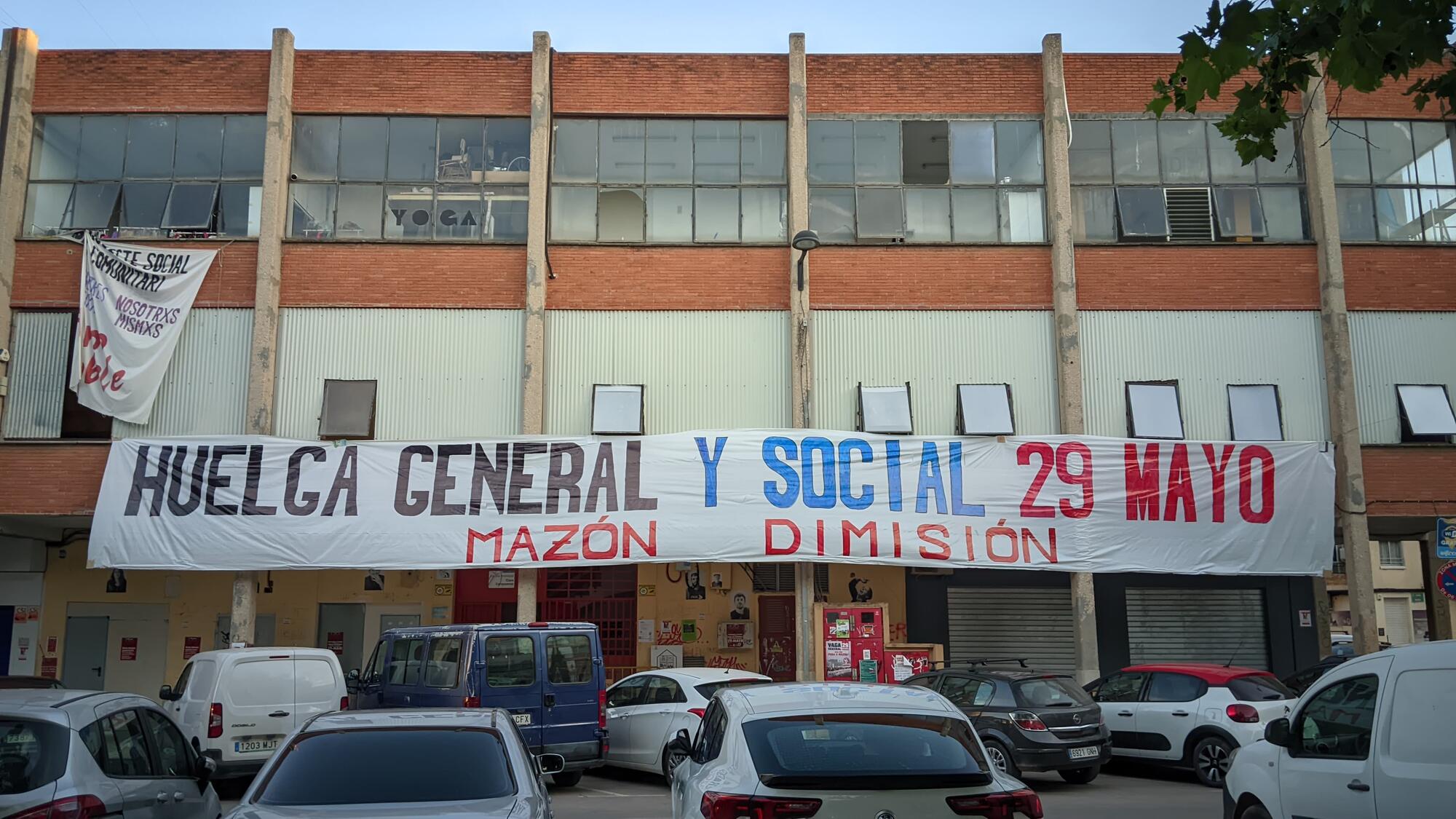 Pancarta Huelga Mazon arrancada