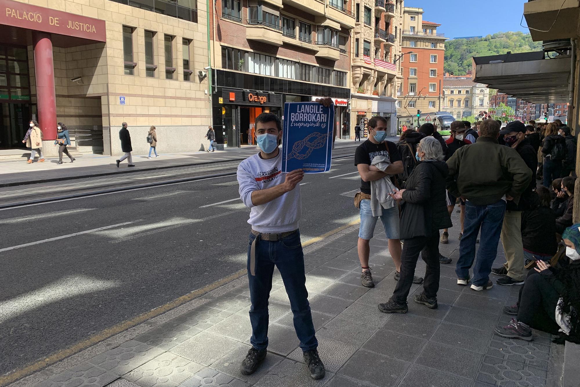 Concentración frente a los juzgados de Bilbao de la asociación Langile Borrokari