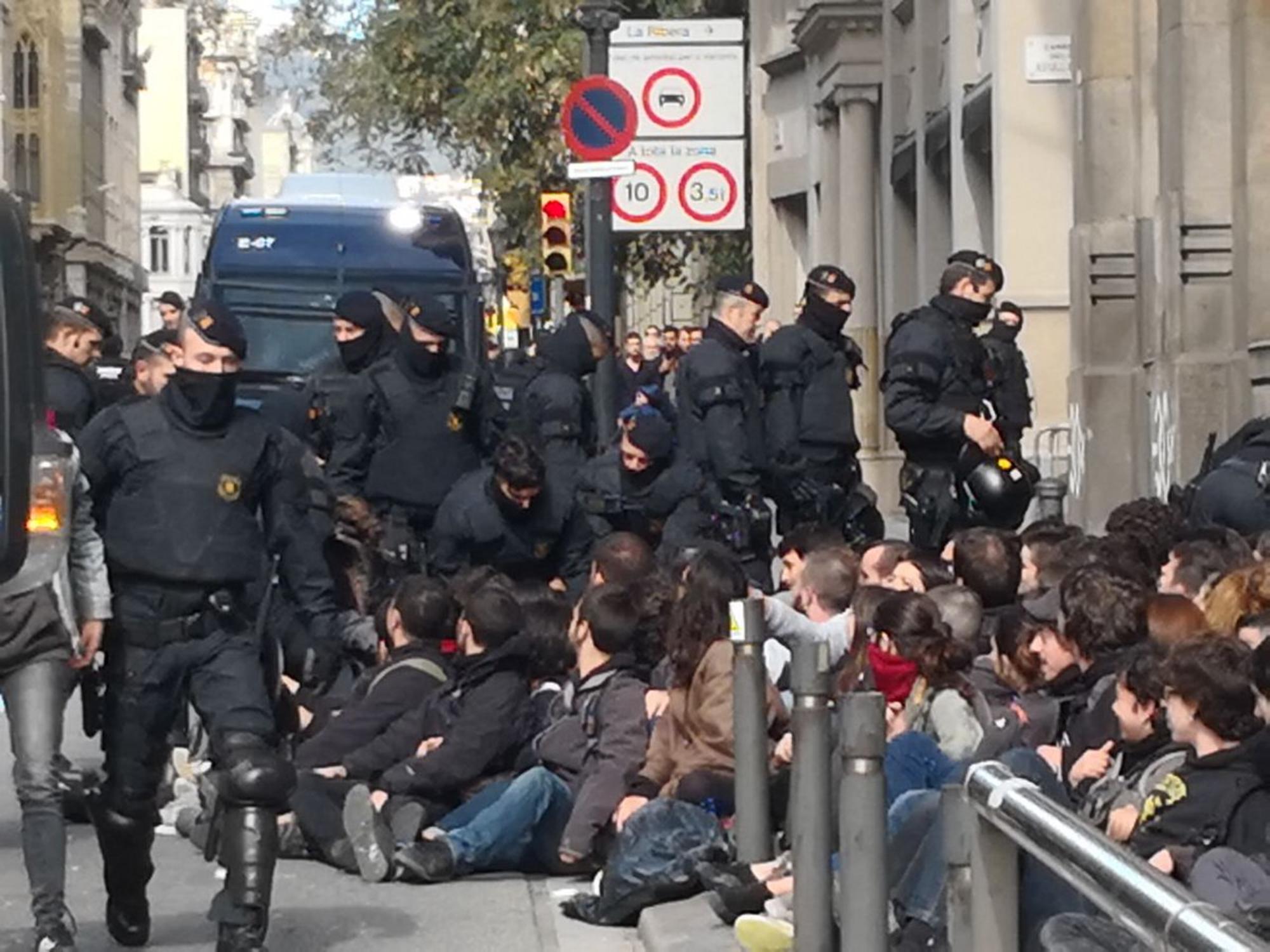 Los Mossos desalojan la protesta que había cortado el tráfico en la Via Laietana de Barcelona
