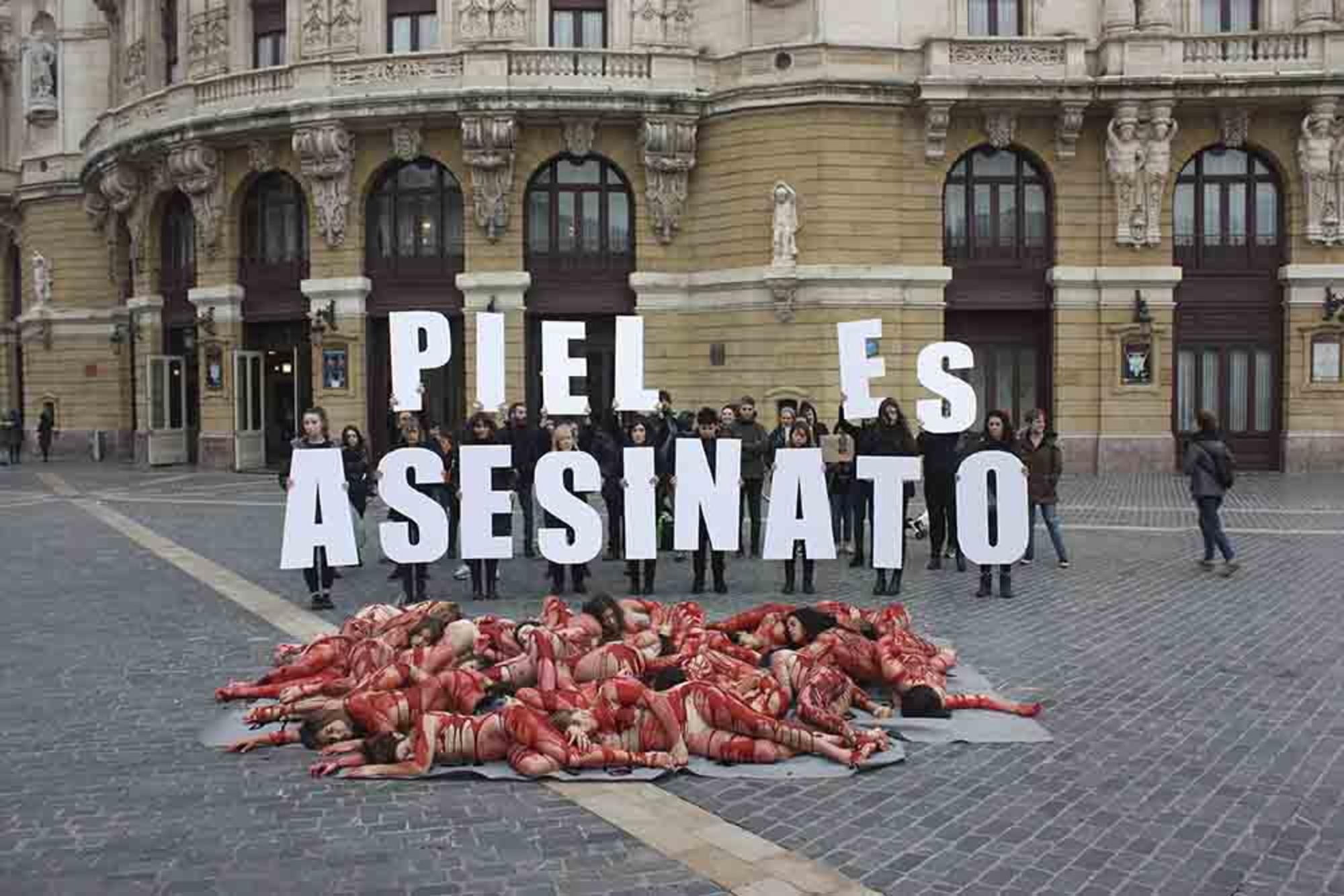Activistas protestan contra la peletería en Bilbao