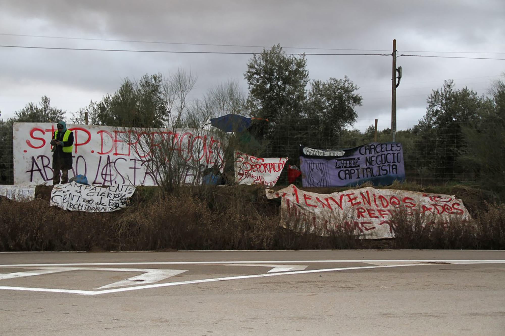 Pancartas apostadas frente a la prisión de Archidona