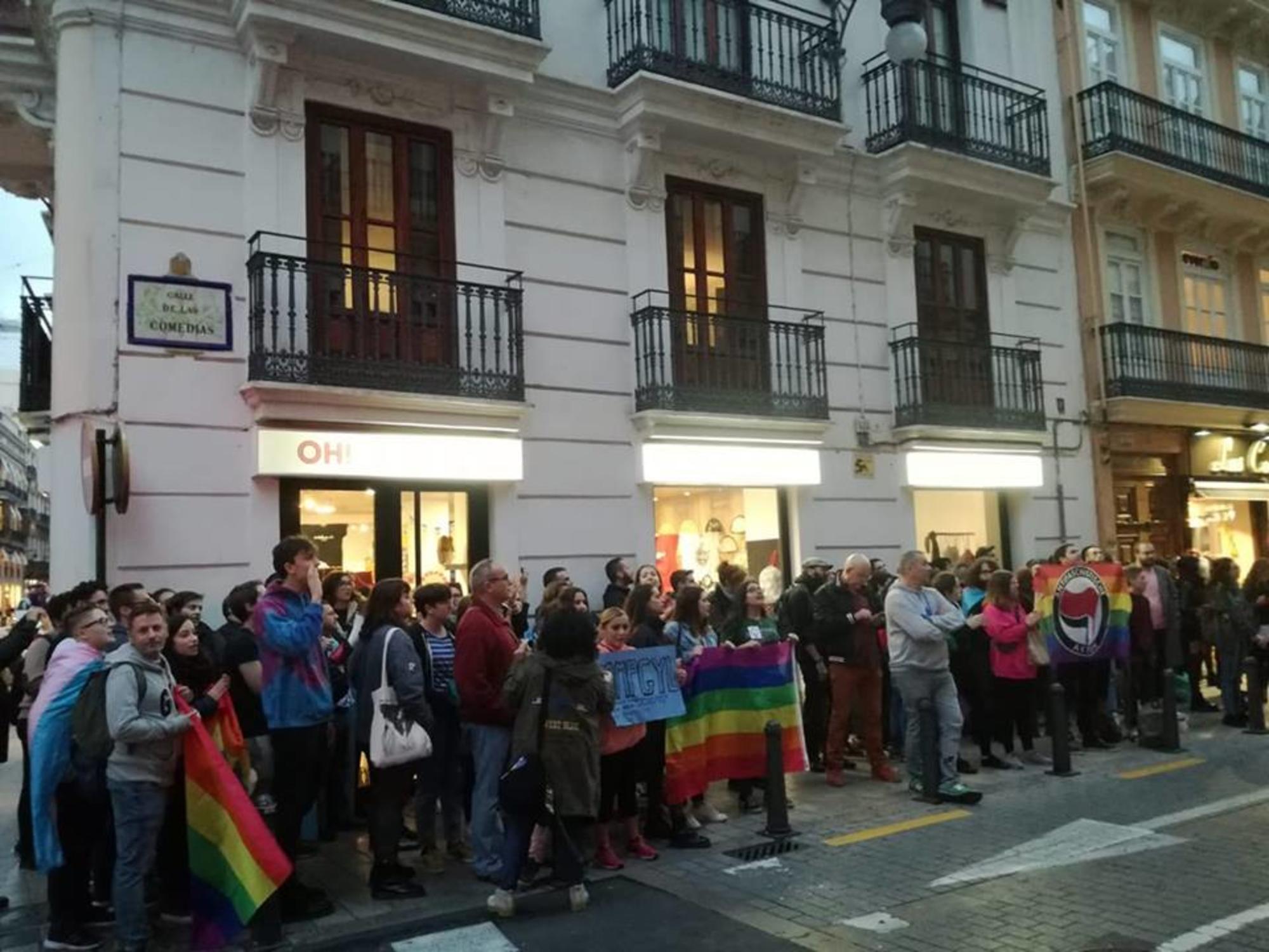 Concentración LGTBI en València en protesta por una charla tránsfoba y homófoba