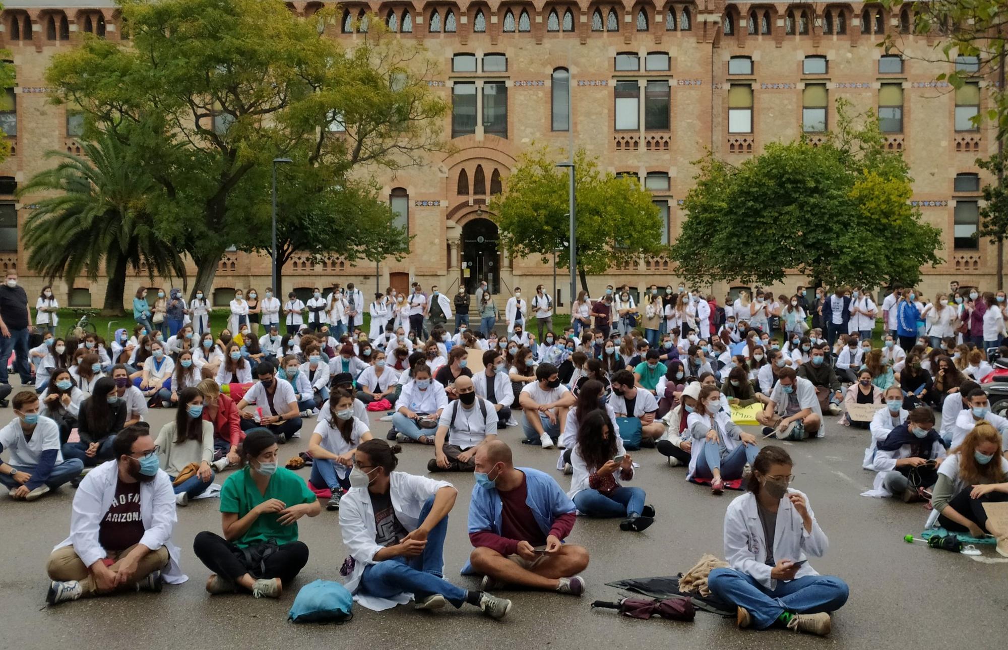 Centenares de médicos internos residentes (MIR) se concentraron el 2 de octubre, el último de ocho días de huelga, frente a la Consellería de Salut, en Barcelona.
