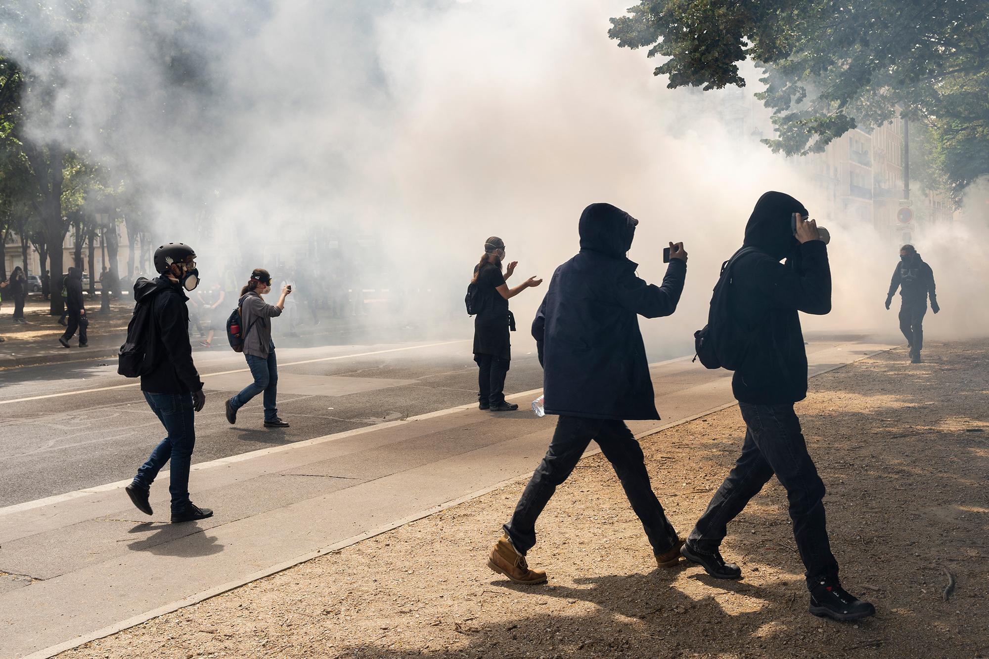 La policía francesa convierte una manifestación en defensa de la sanidad en una batalla campal - 1