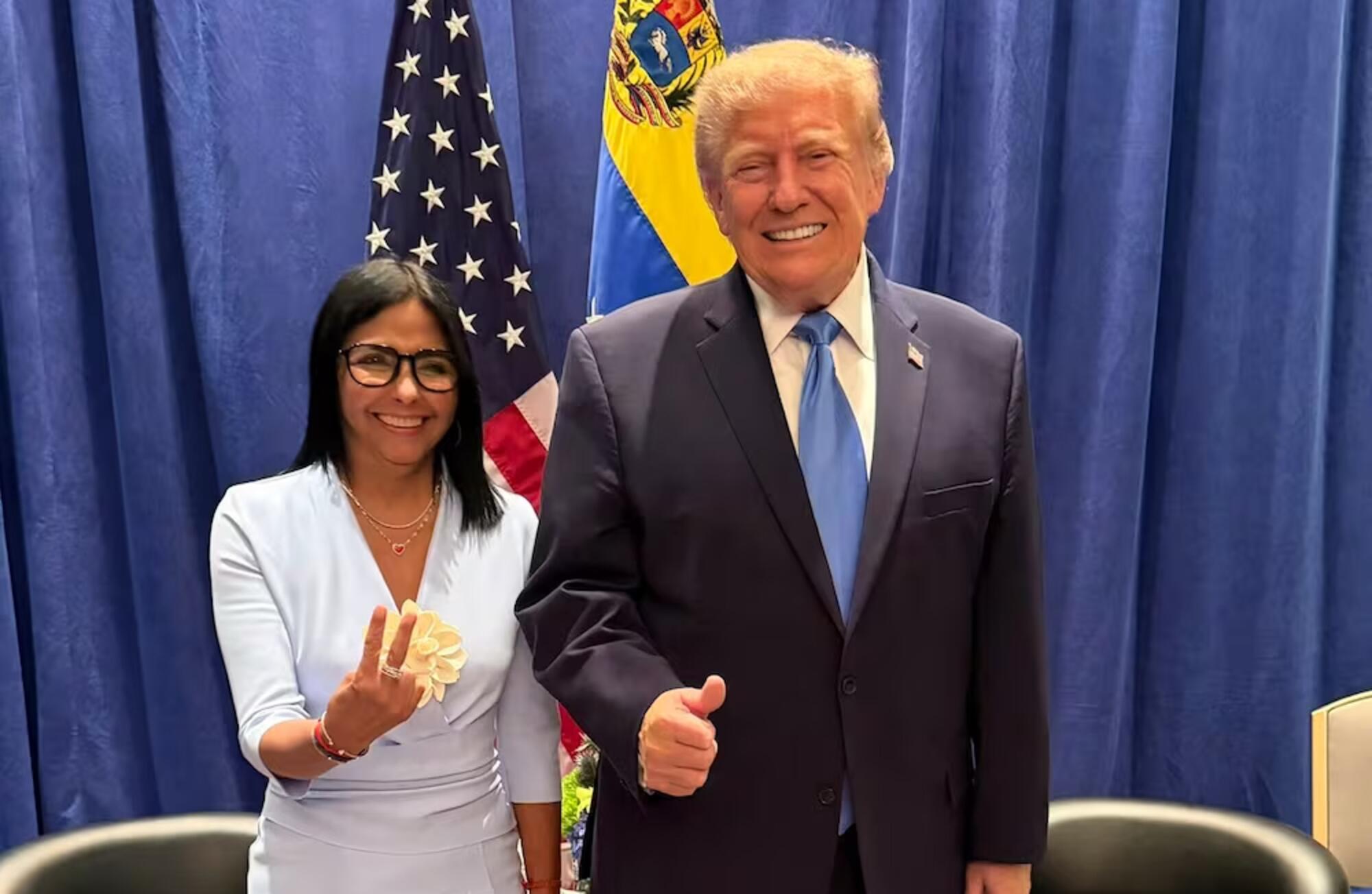 Delcy Rodríguez y Trump posan el martes en su reunión en Nueva York, en una imagen difundida por ella en su cuenta de X.