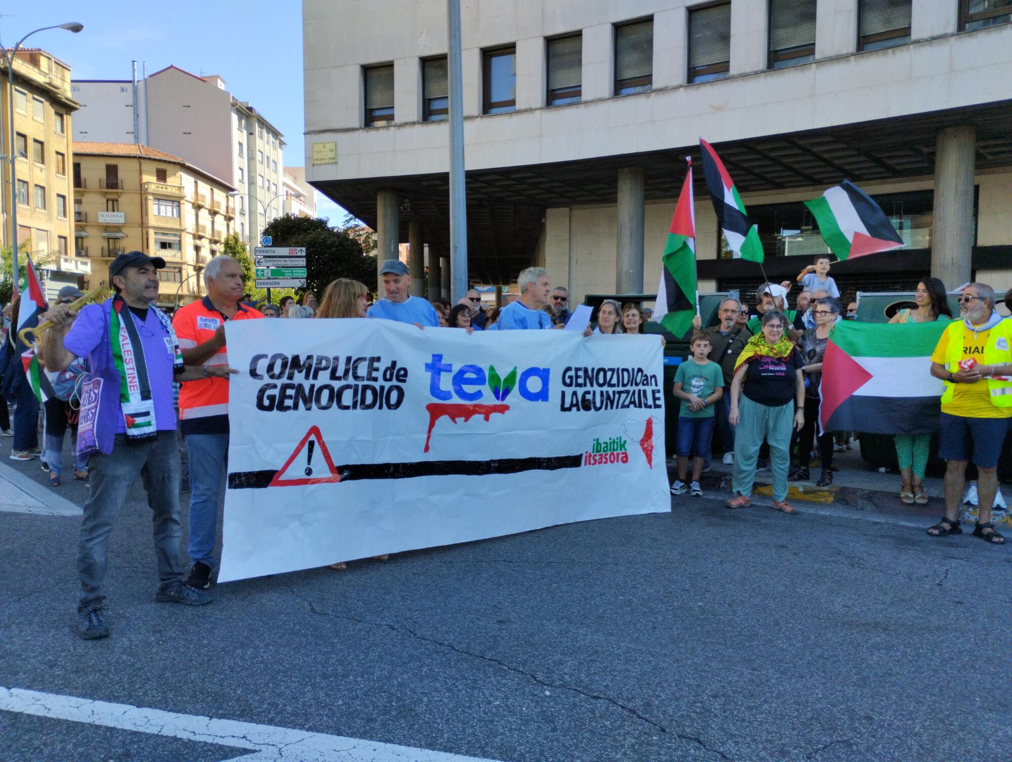 Protesta frente a Osasunbidea de Nafarroa, en Iruñea, para denunciar la compra de productos de la farmacéutica israelí Teva