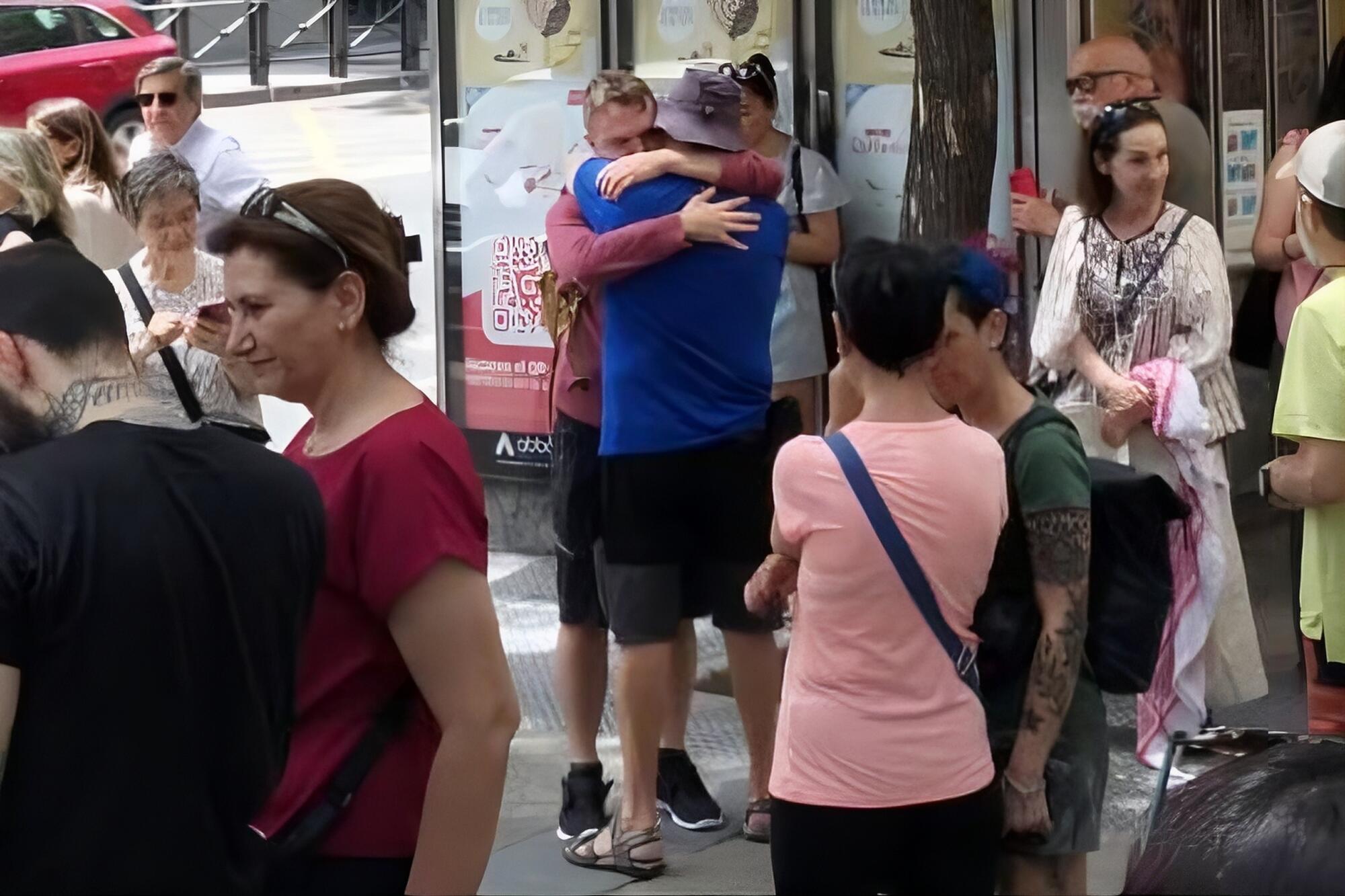 Abrazo tras la liberación