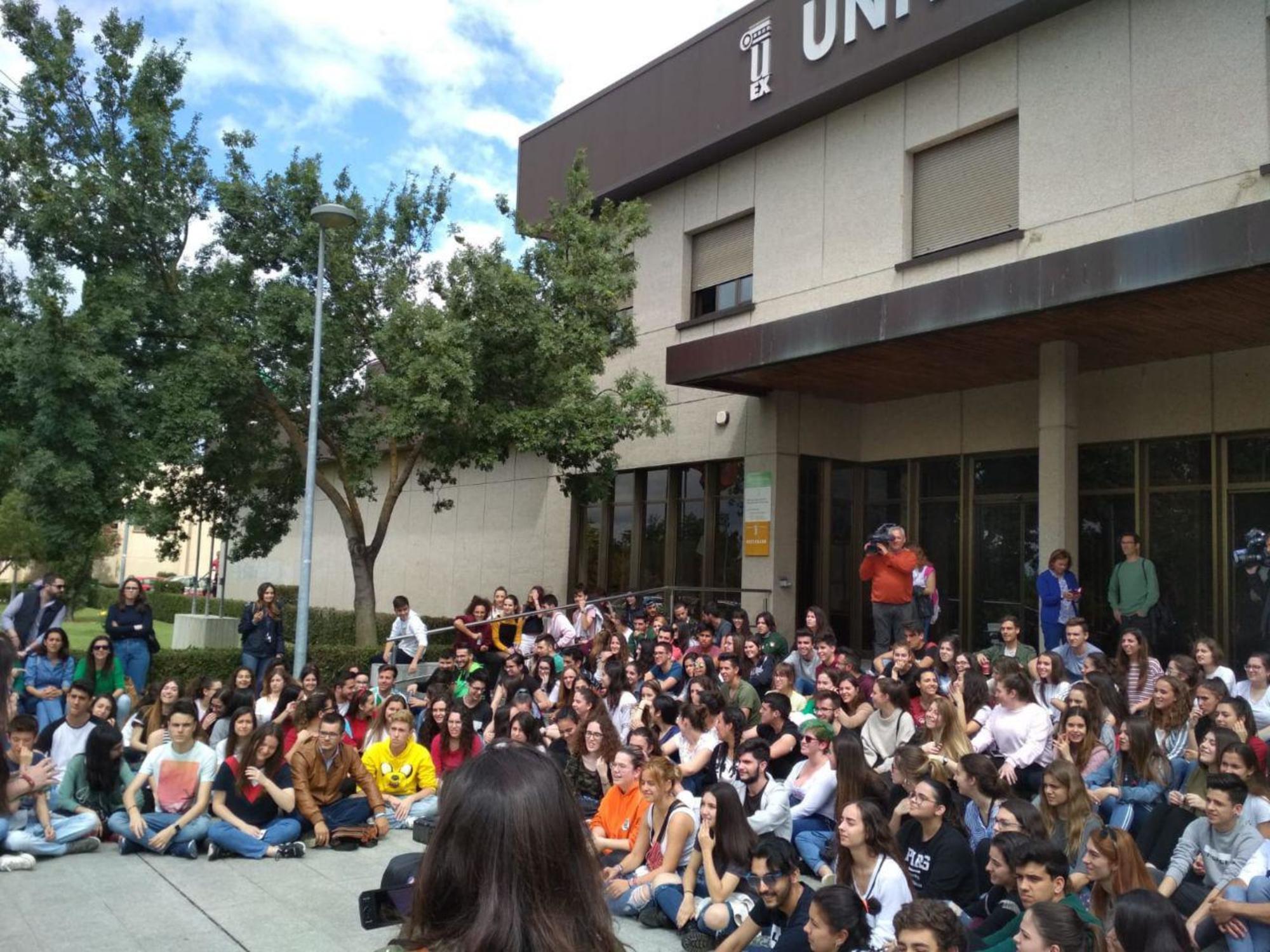 Concentración manifestación huelga estudiantes UEx Badajoz Extremadura