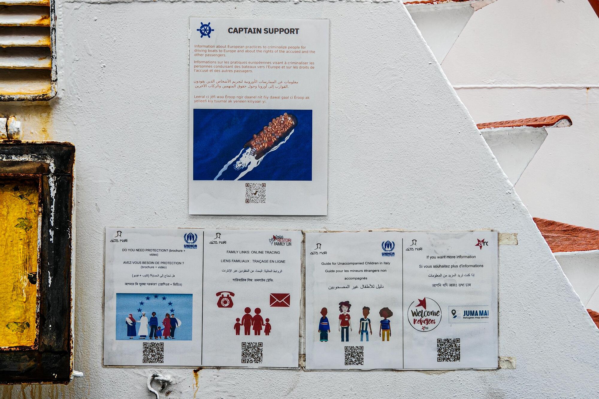 Panel informativo improvisado con indicaciones para el rescate en una de las paredes del Aita Mari