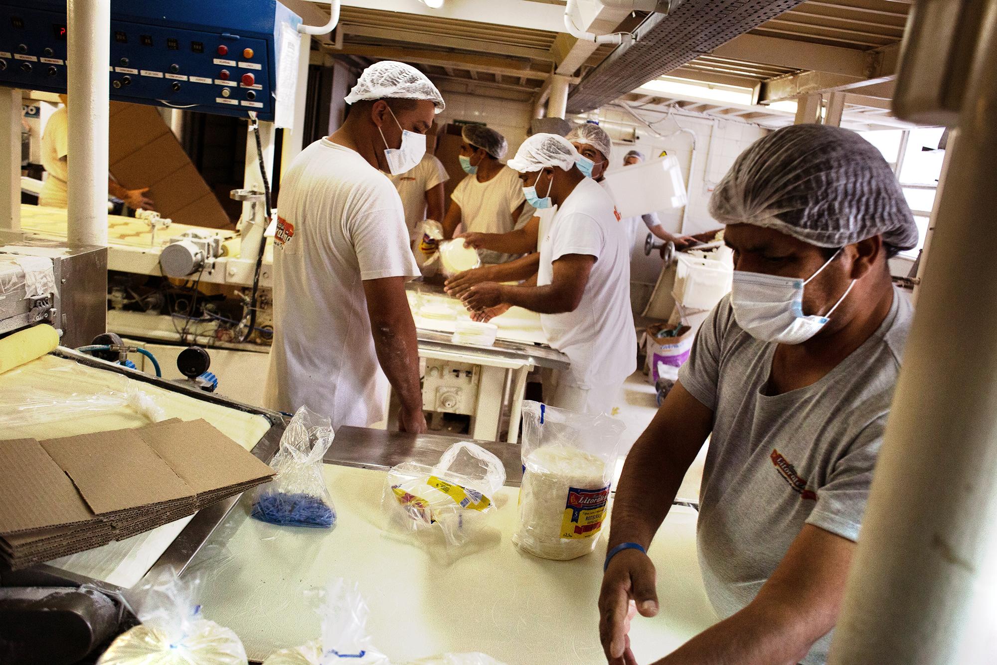 Empleados de la fábrica recuperada por sus trabajadores La Litoraleña.