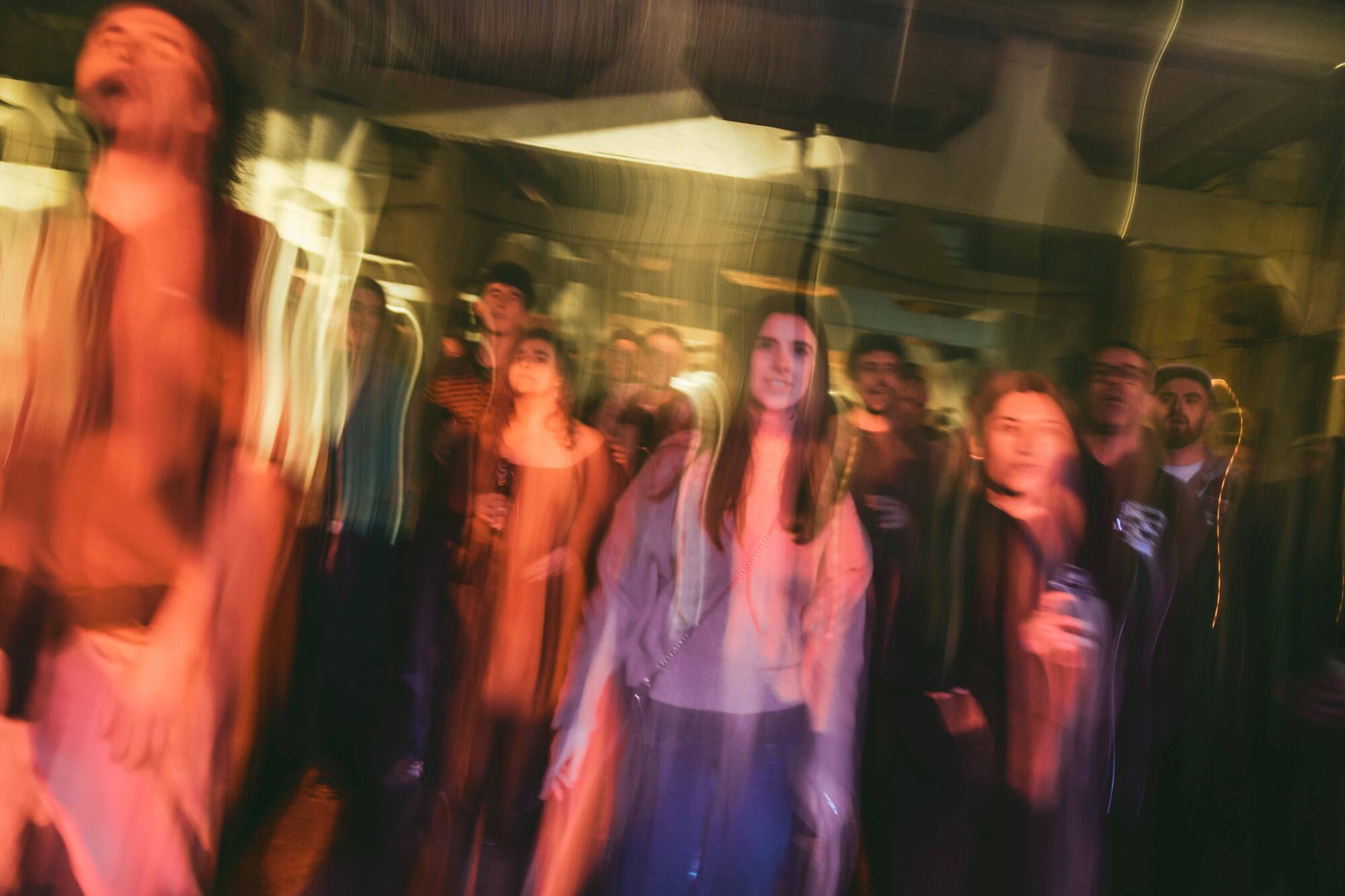 Público variado de Lekuek Festibala en el concierto de Kiliki en Astra