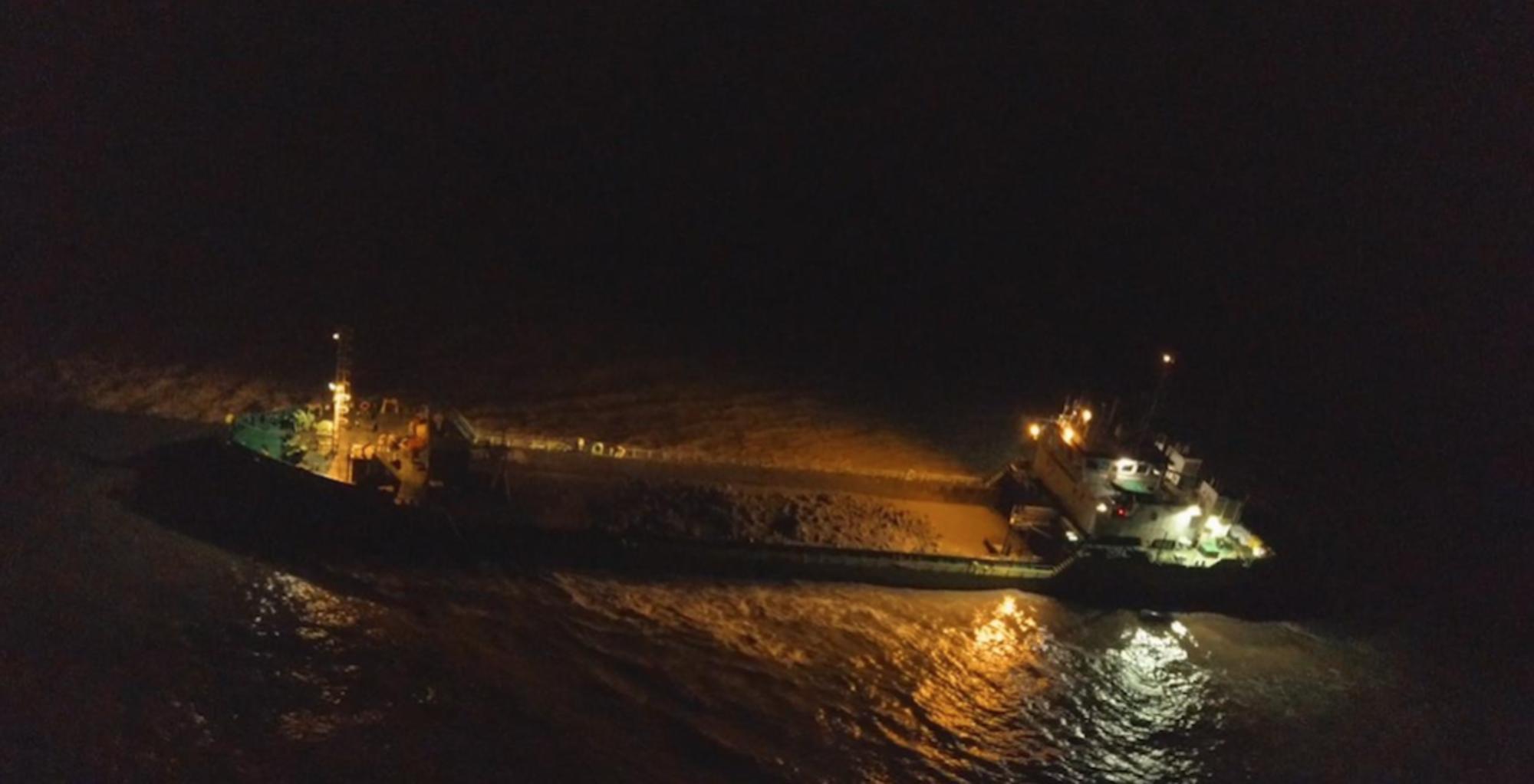 Barco de dragados y vertido en acción en la costa galesa una noche de 2018. Fuente: Beyond Nuclear International.