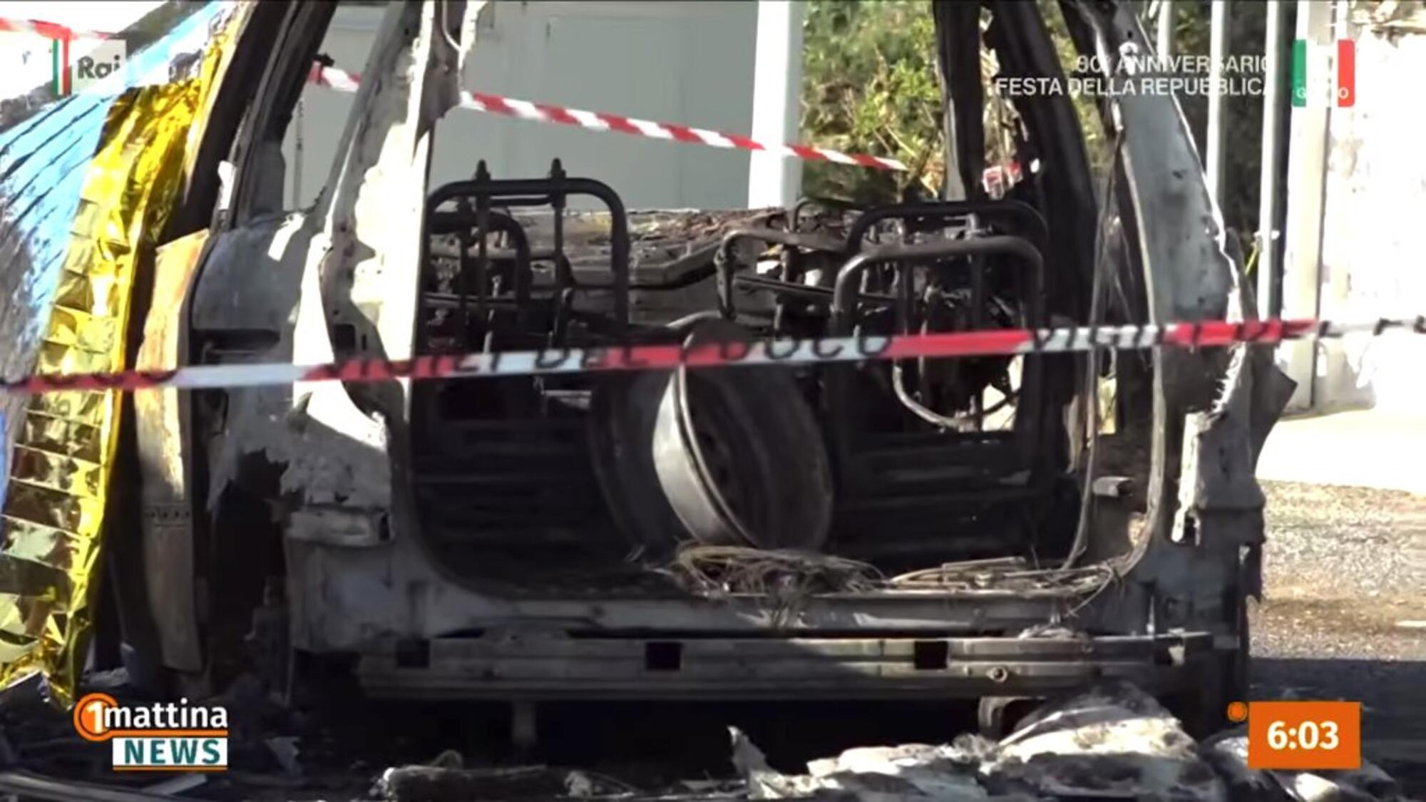 Captura de pantalla del estado del vehículo en el que fueron quemadas cinco personas en Amendolara (Calabria).