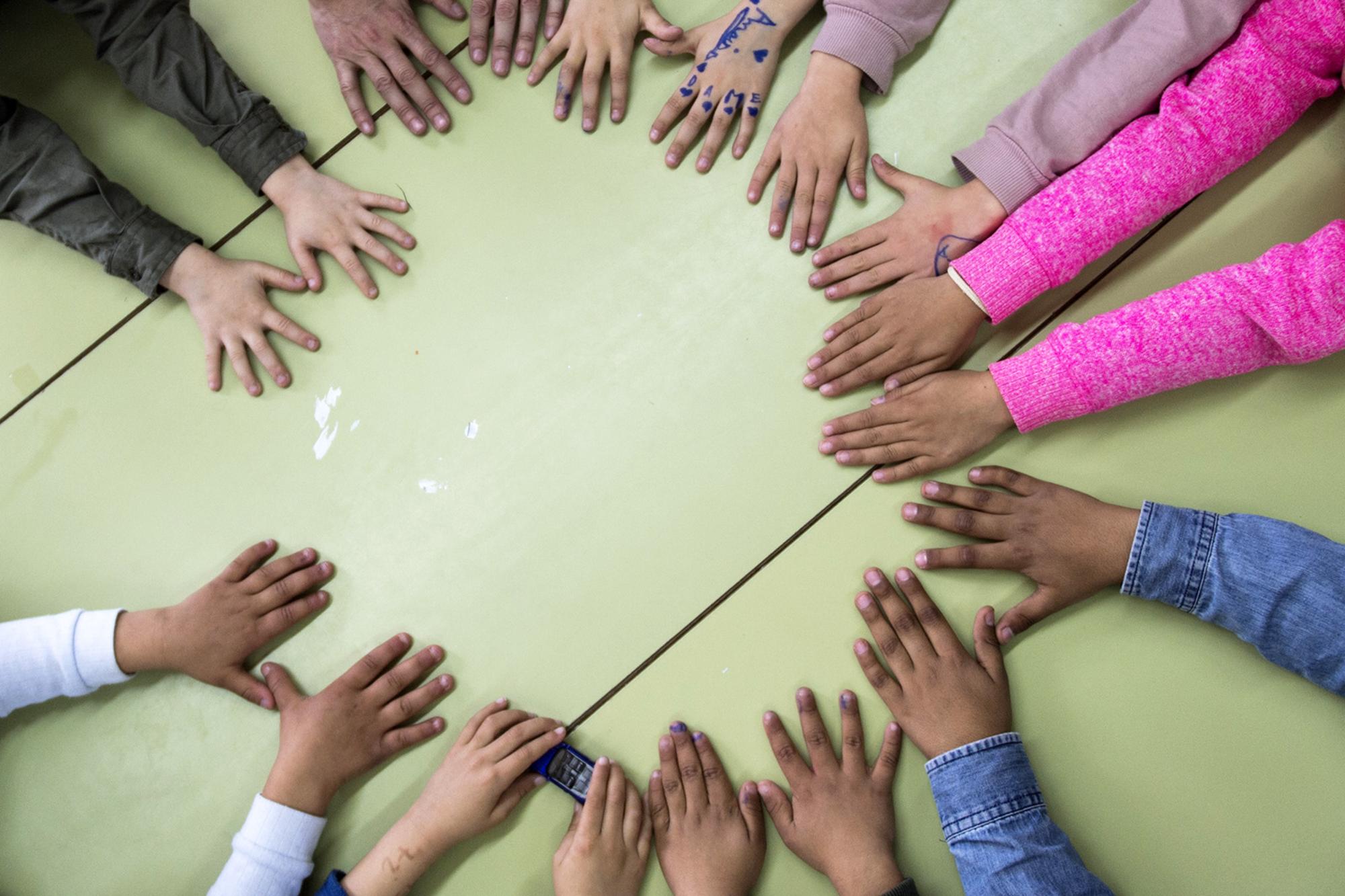 Educación, manos de niños y niñas