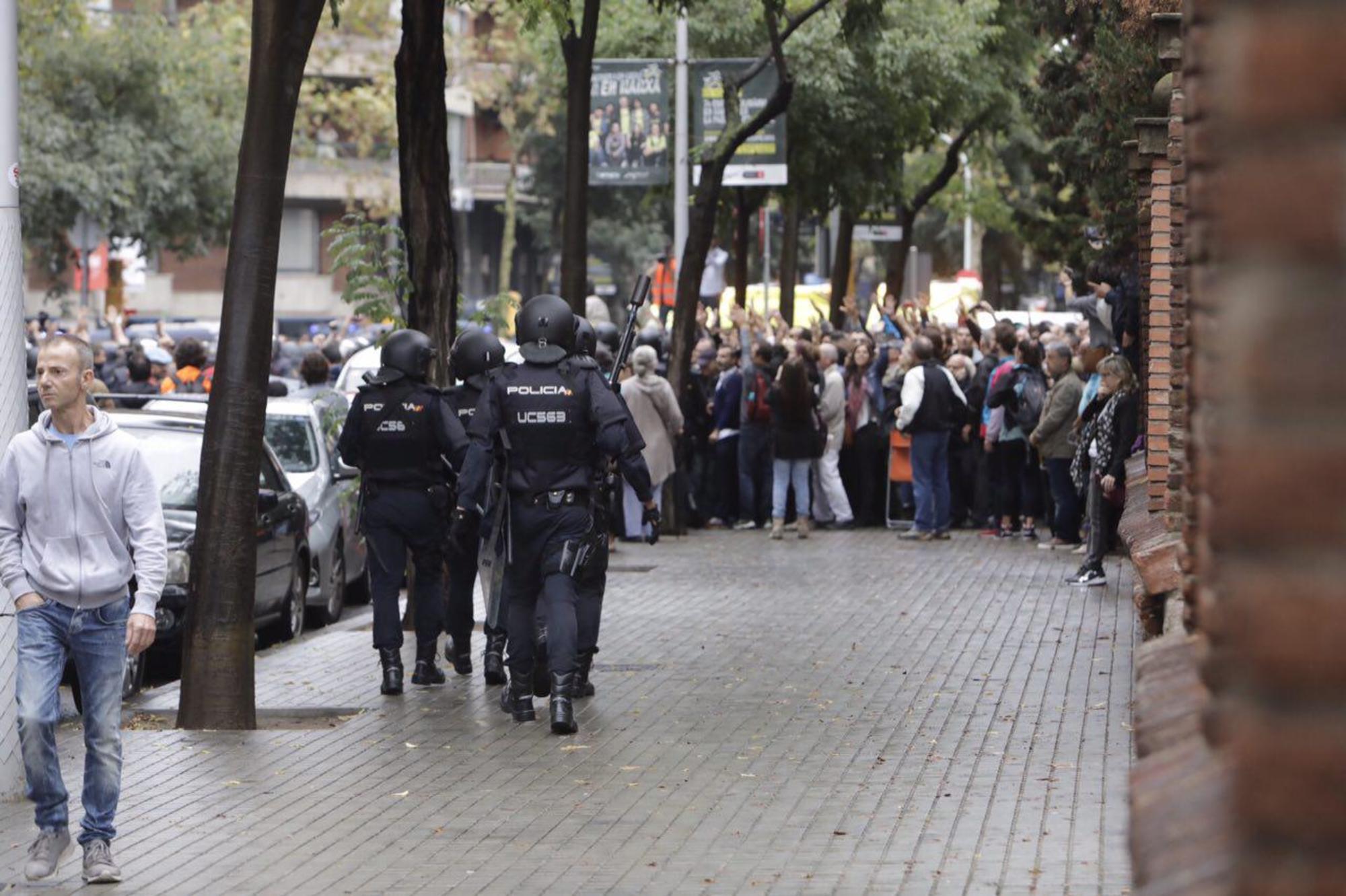 Policía Nacional en el instituto Ramon Llull de Barcelona