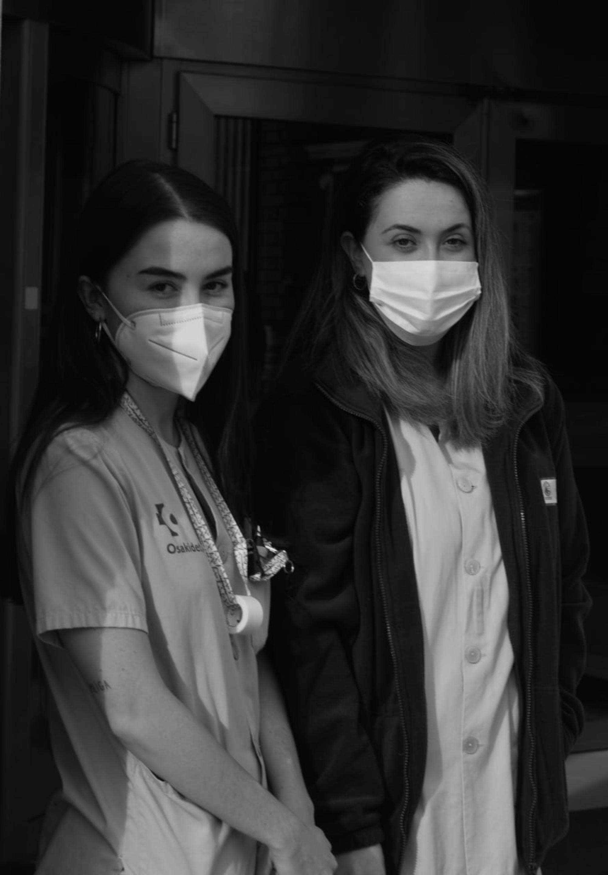 Ane Creo y Nerea Pinto, enfermeras del Hospital de Cruces.