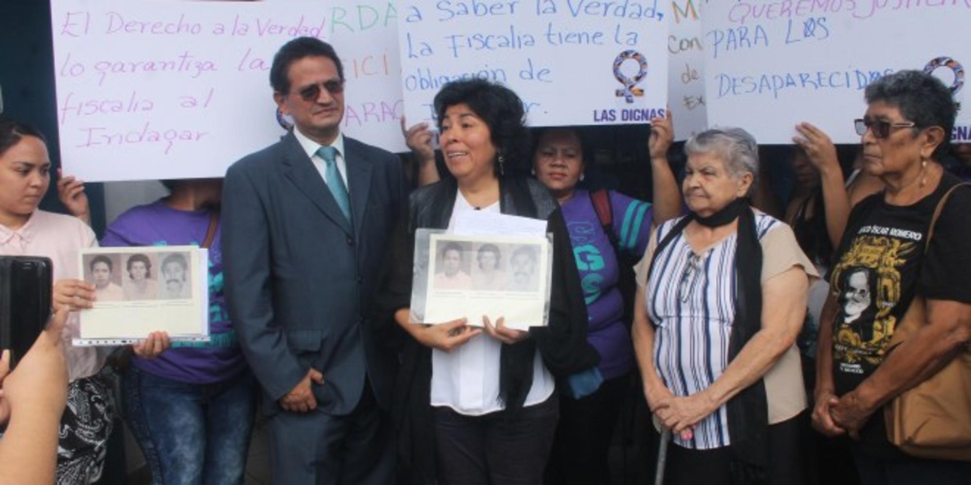Gloria Guzmán denuncia ante la Fiscalía la desaparición forzada de su familia durante el conflicto armado en El Salvador.