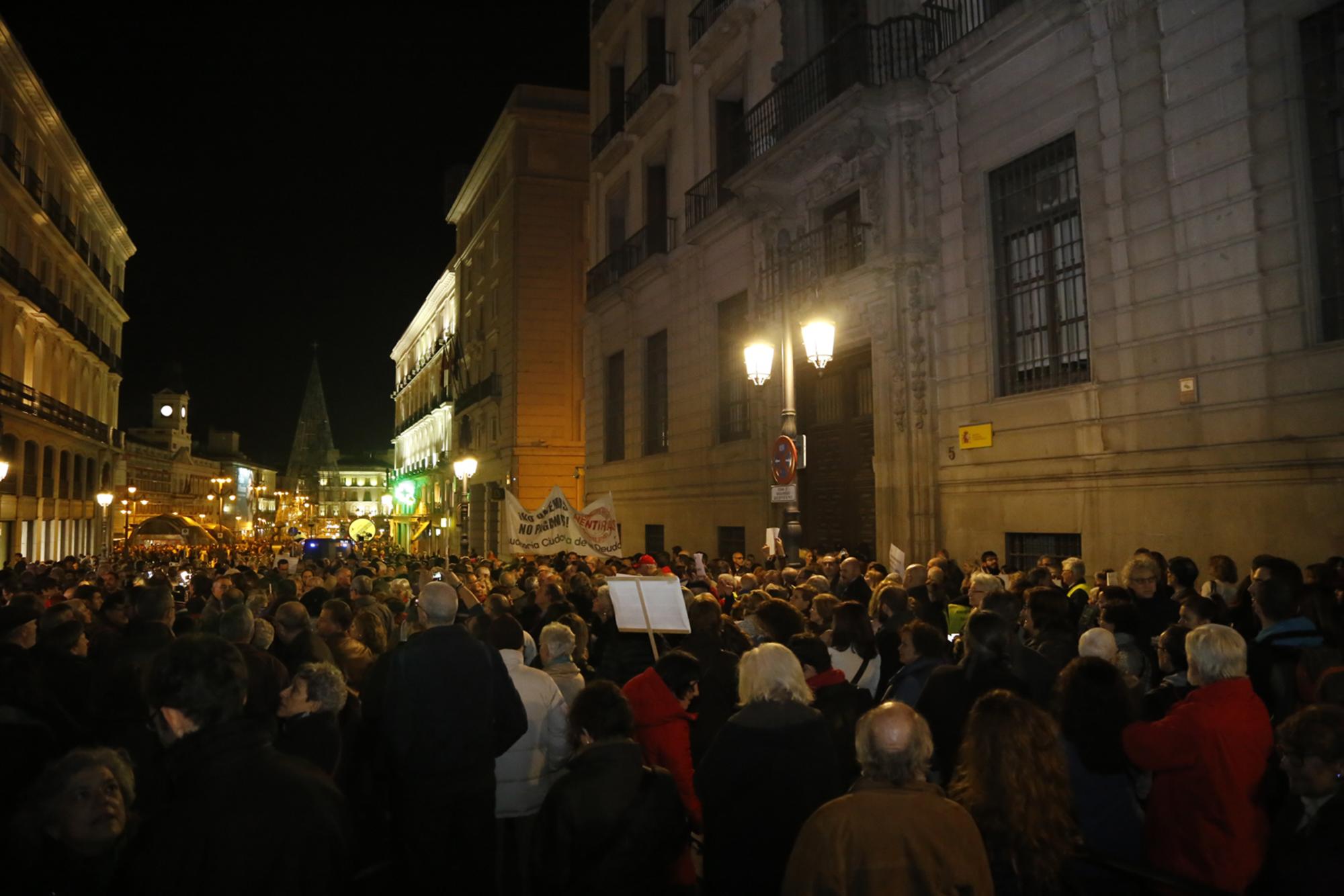 Concentración frente al Ministerio de Hacienda convocada por Madrid No Te Cortes