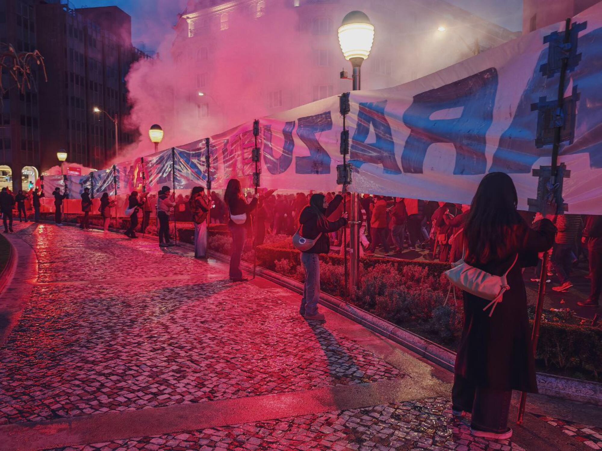 Jóvenes manifestantes sujetan una de las pancartas de cabecera en Bilbo
